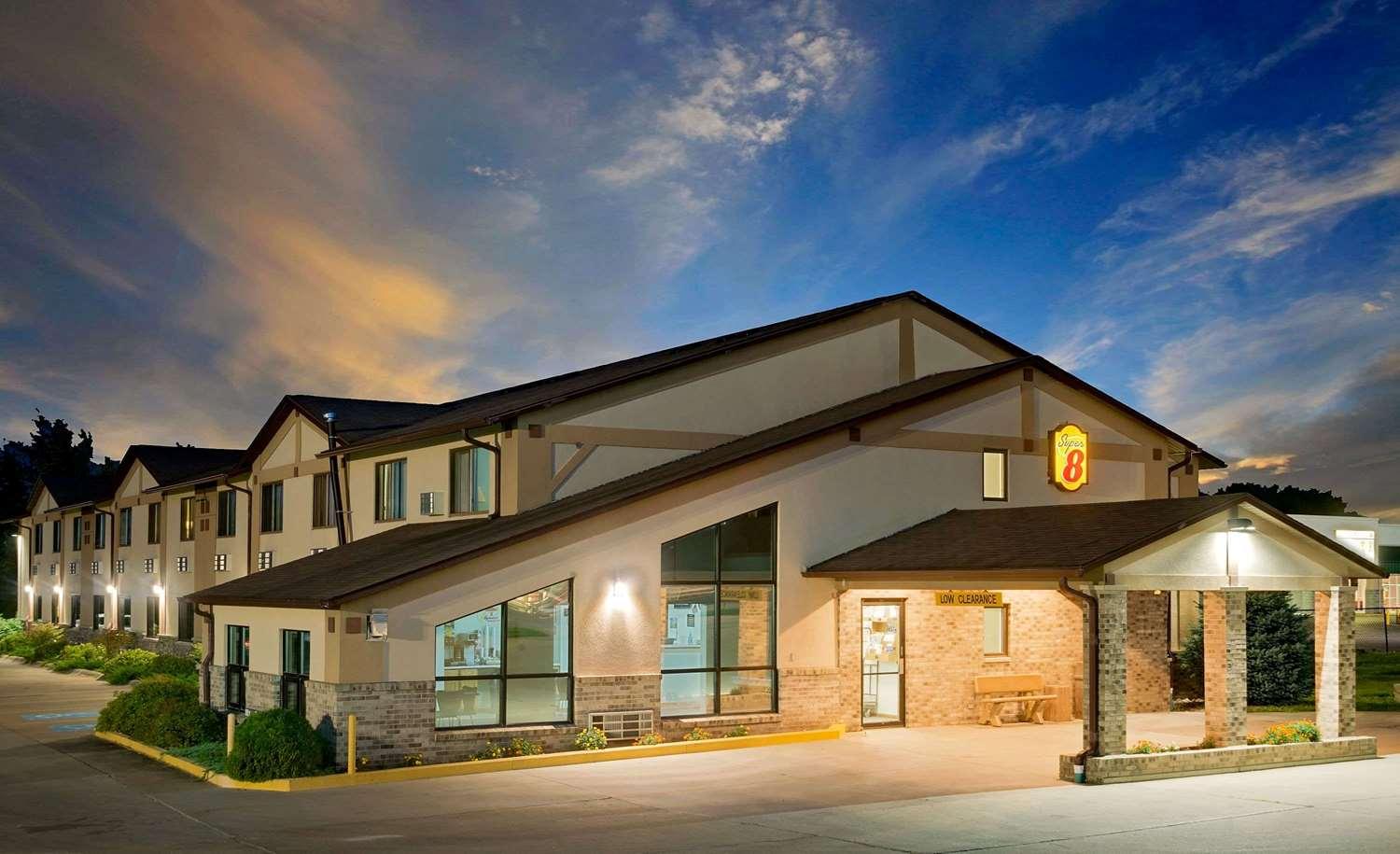 Varios Super 8 by Wyndham Centerville