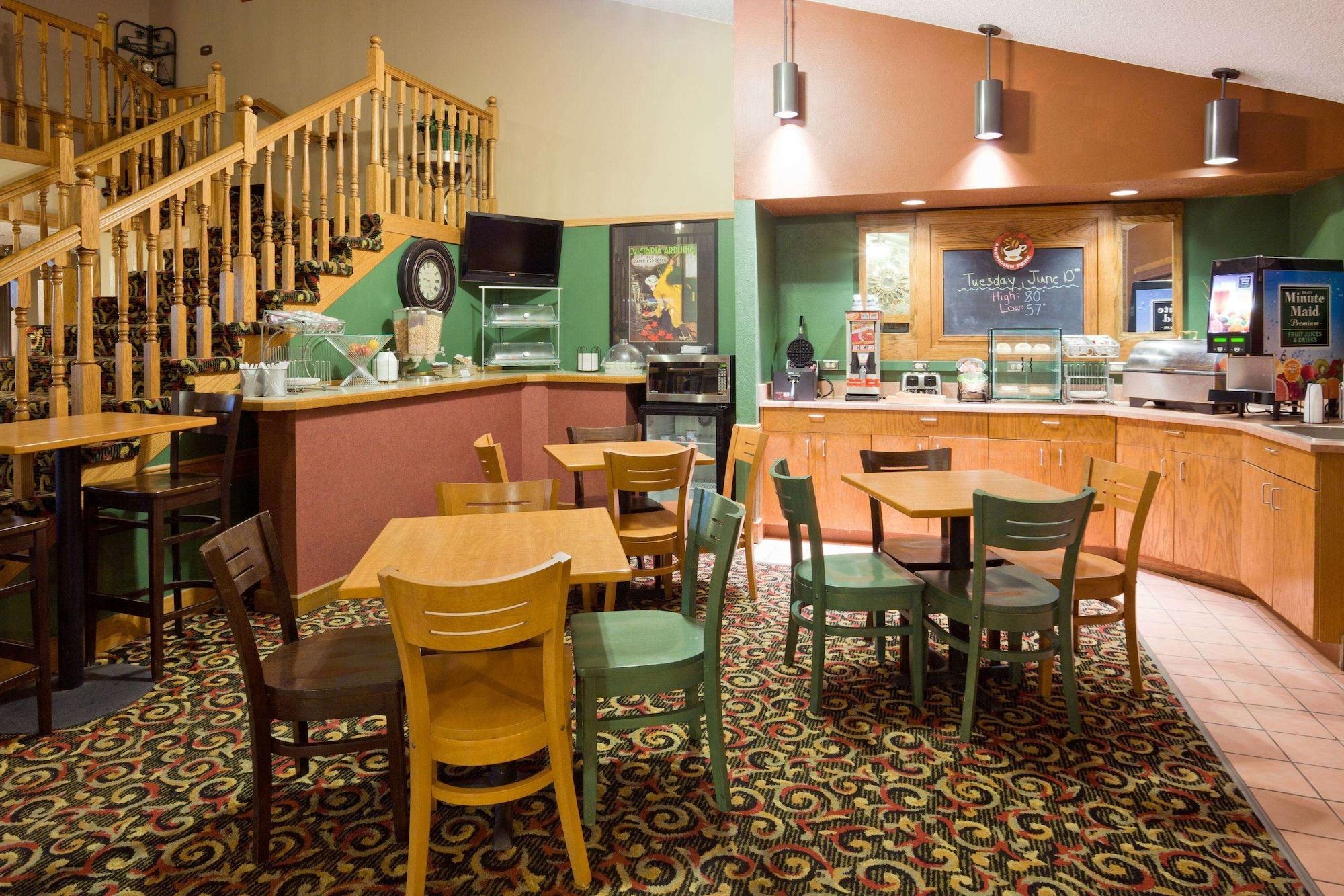 Restaurant AmericInn by Wyndham Blue Earth
