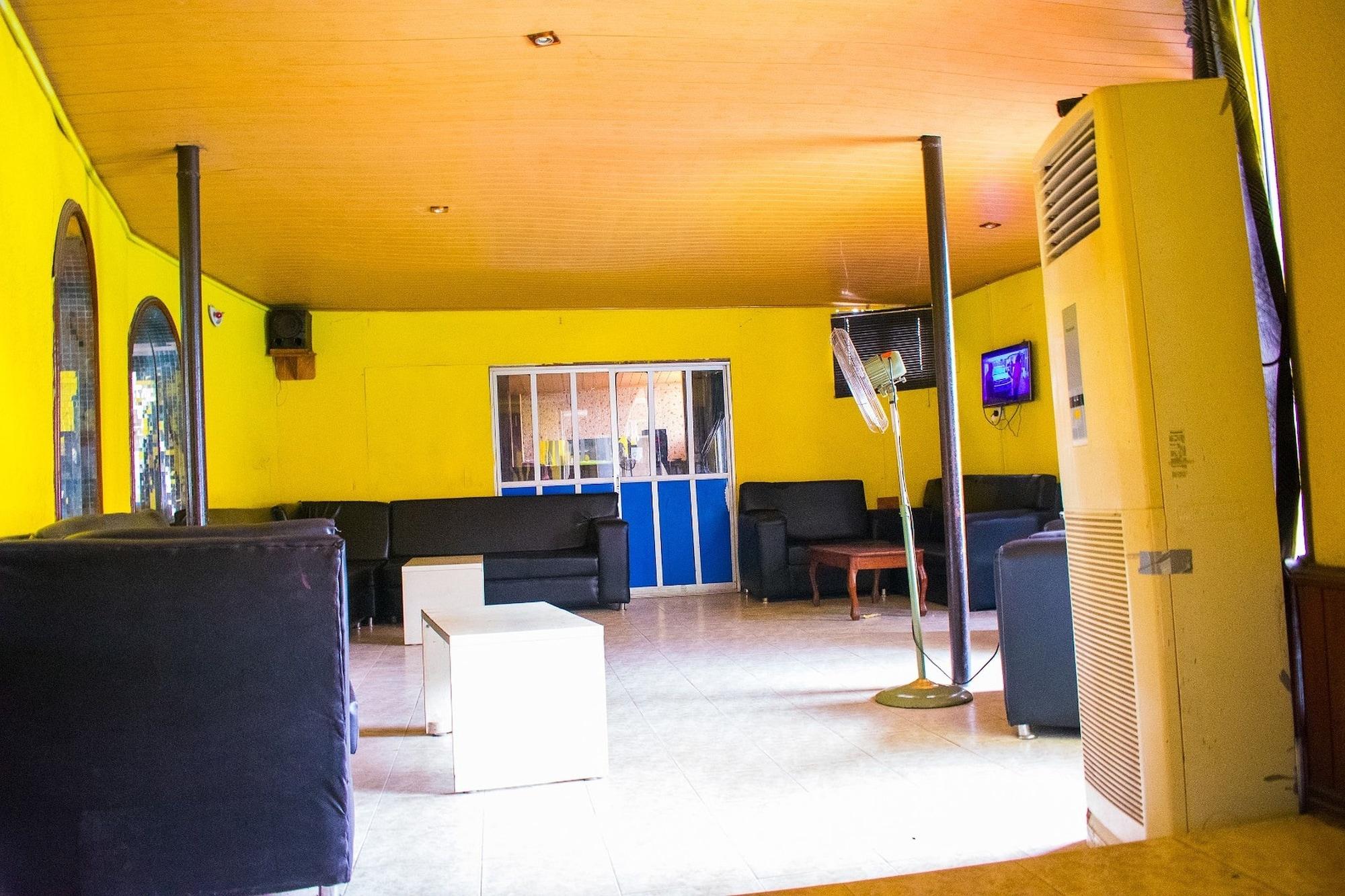 Bar/Salón Divine Fountain Agidingbi