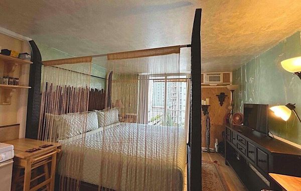 Waikiki Living, 4 blocks from surf, mountain views, king size bed and office!