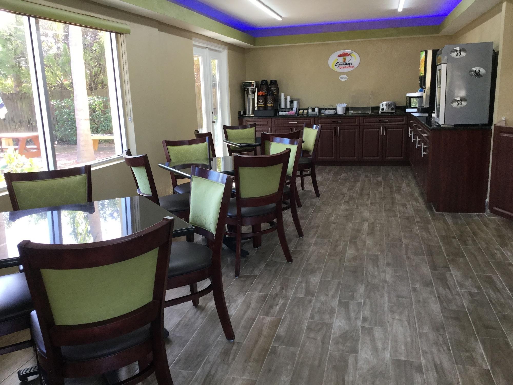 Restaurant Super 8 by Wyndham Sarasota Near Siesta Key