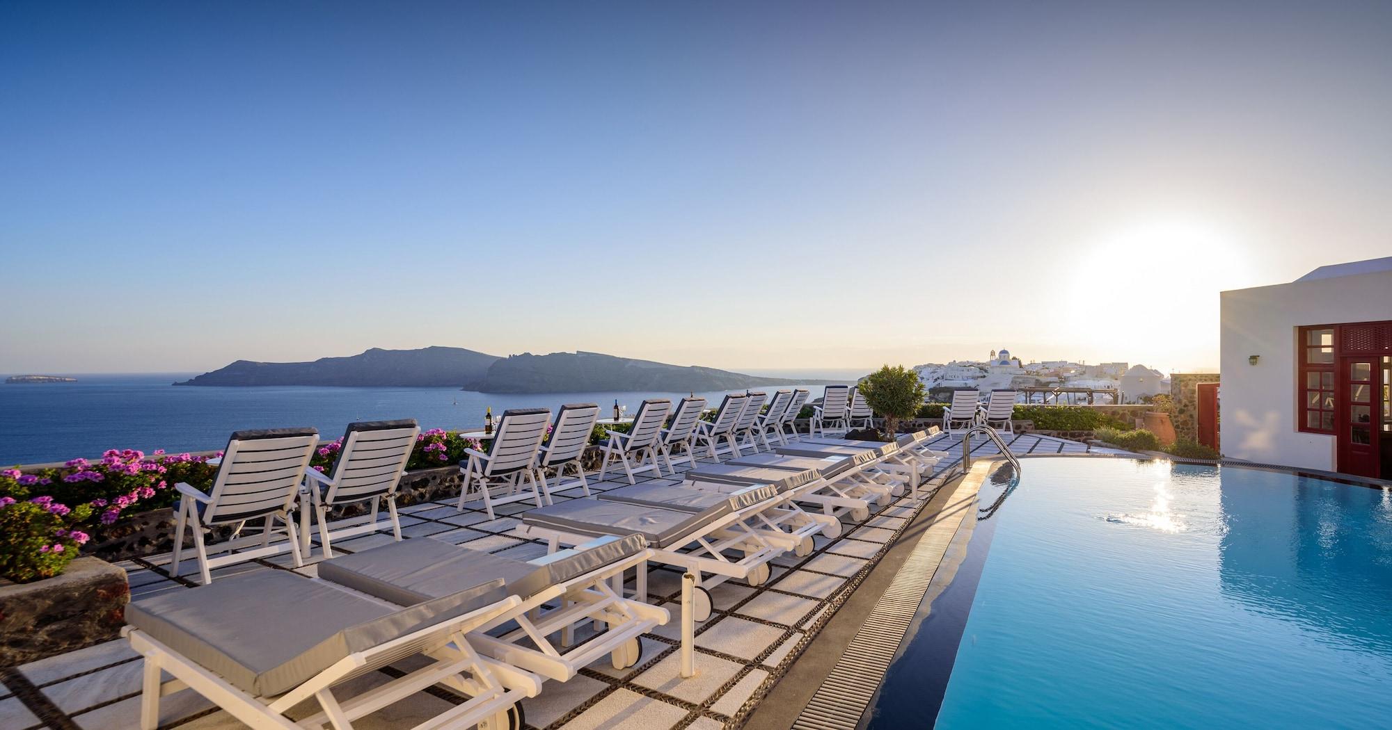 Vista Exterior Nikos Villas Hotel in Oia Santorini