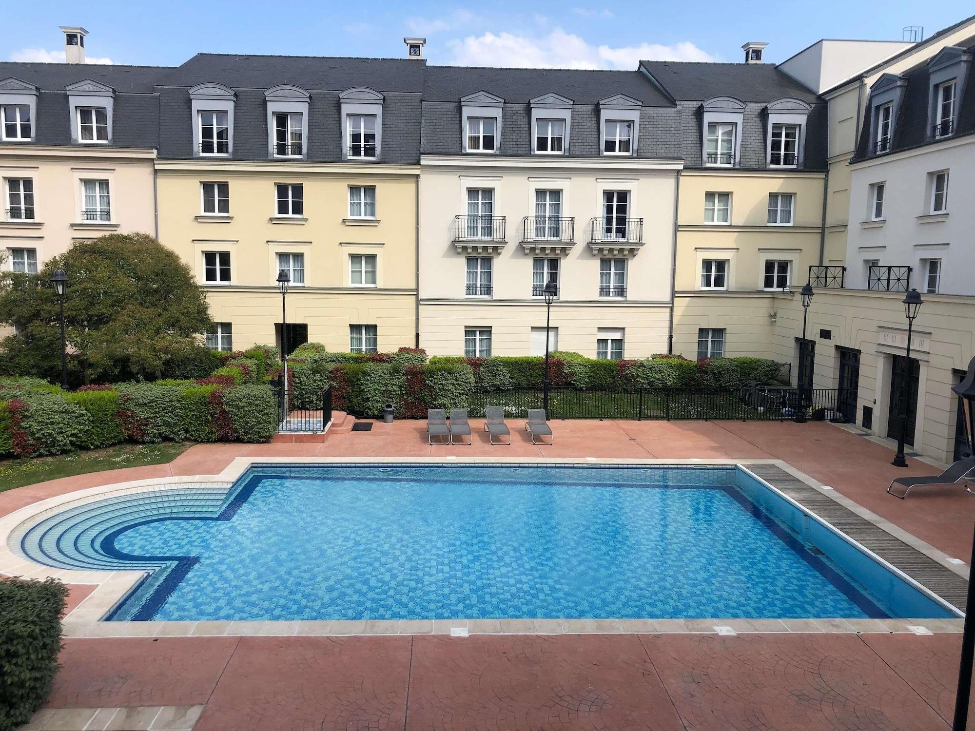 Vista Piscina Aparthotel Adagio Serris - Val d'Europe