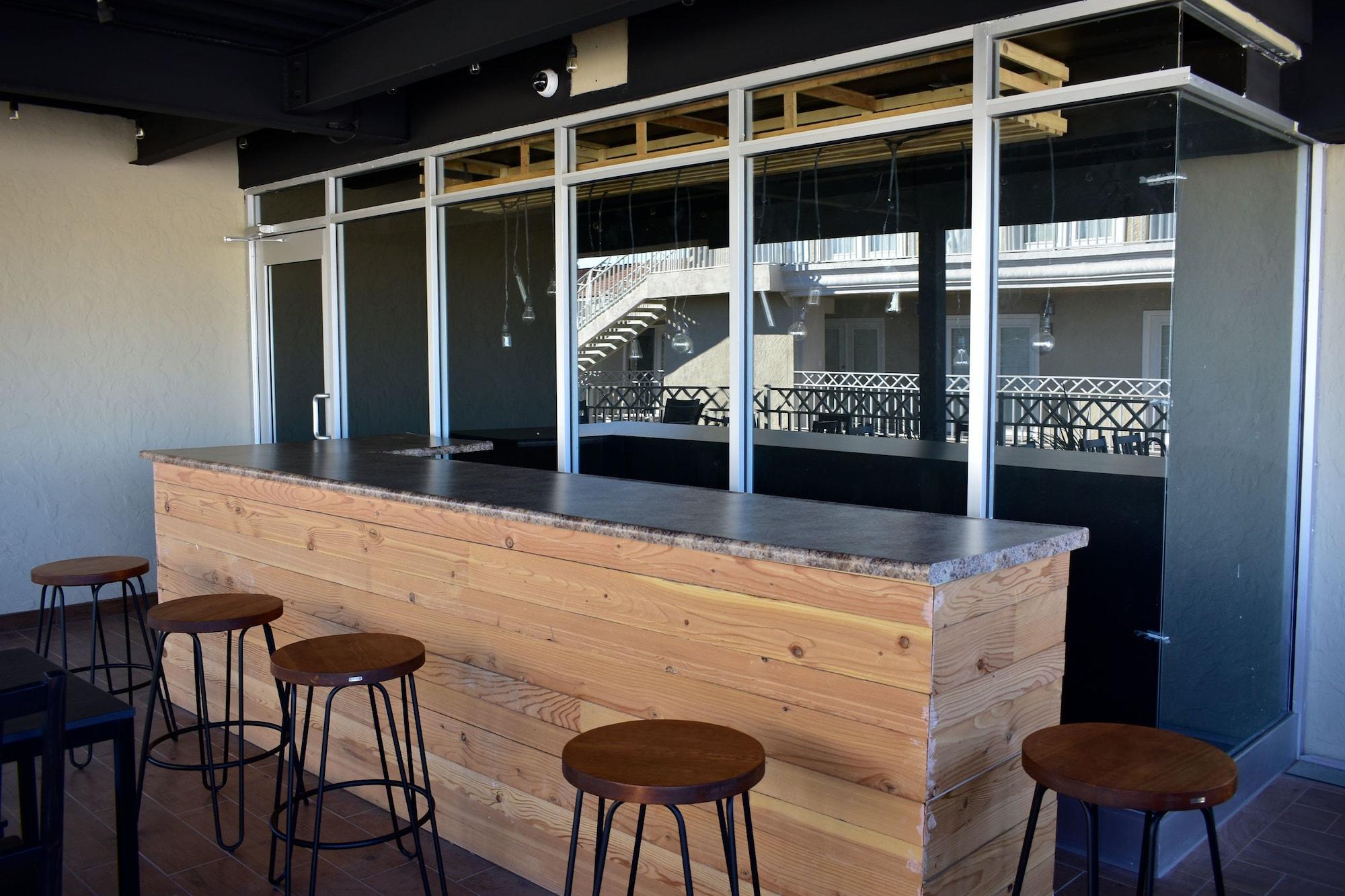 Bar/Salón California Comfort and Suites