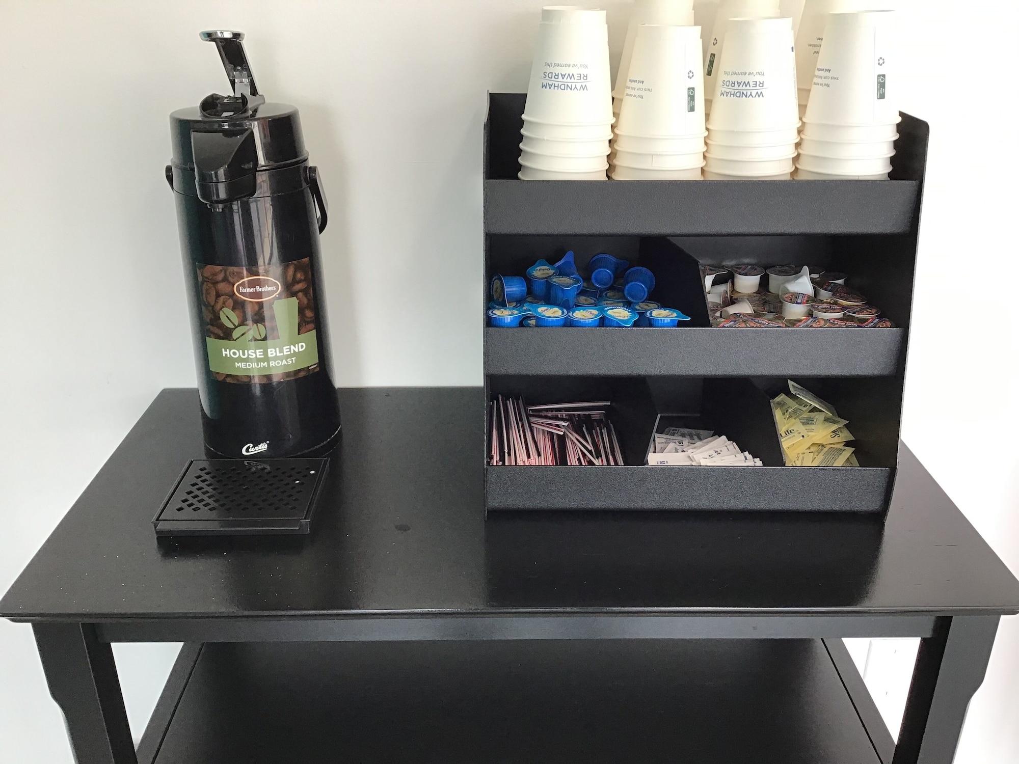 Bar/Salón Howard Johnson by Wyndham Spokane North