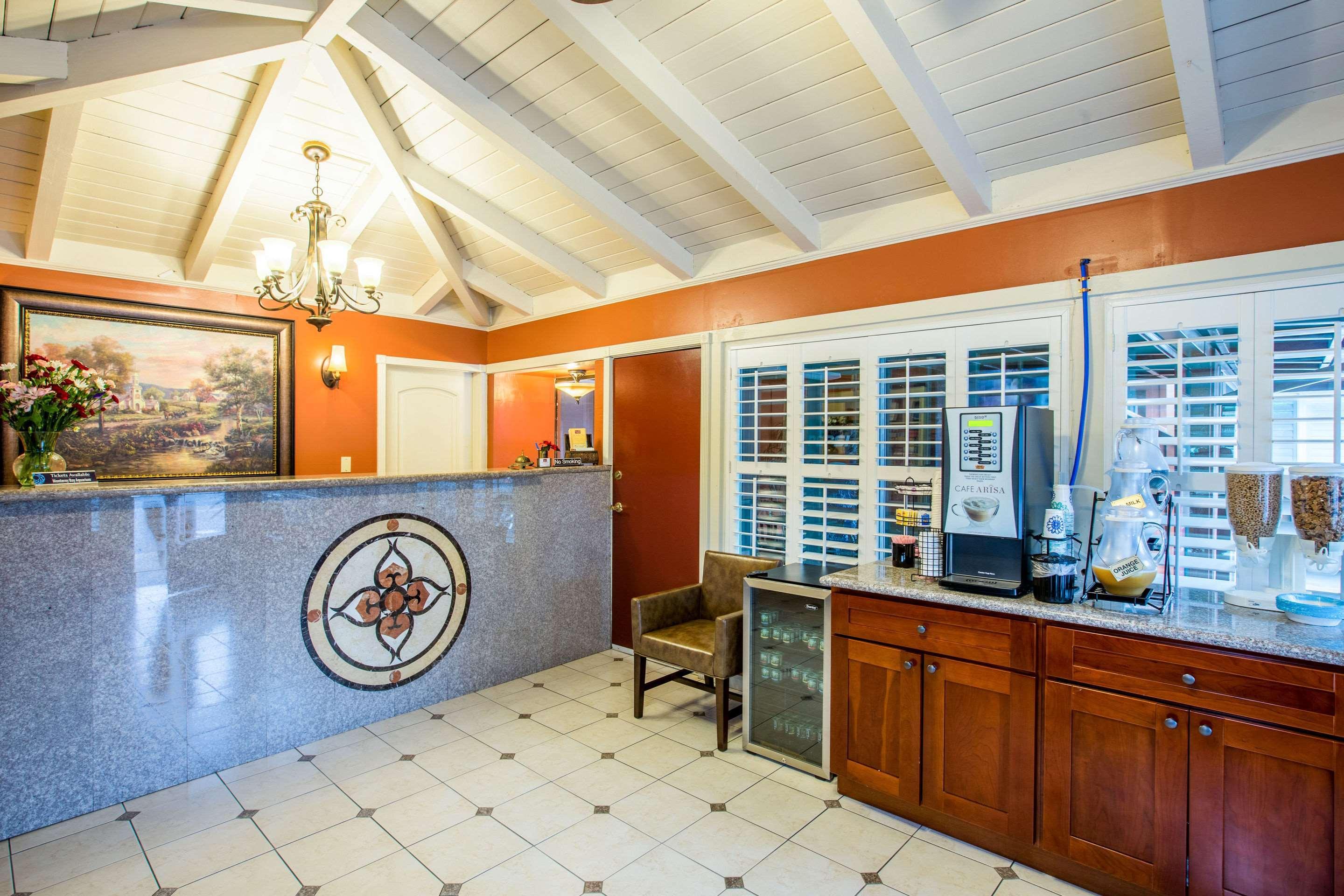 Vista Lobby Clarion Collection Wilkie's Inn Pacific Grove - Monterey