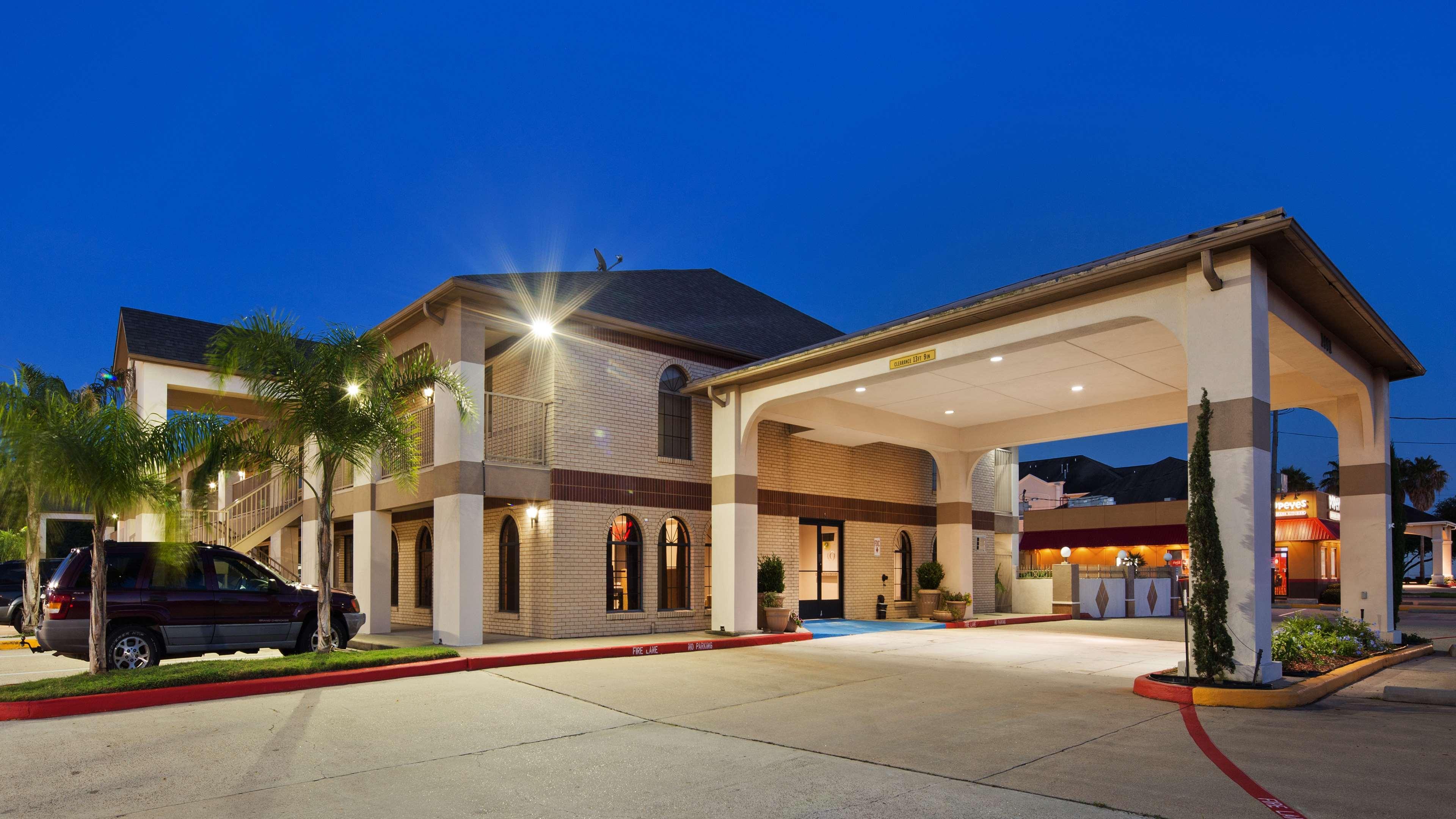Vista Exterior SureStay Hotel by Best Western Deer Park