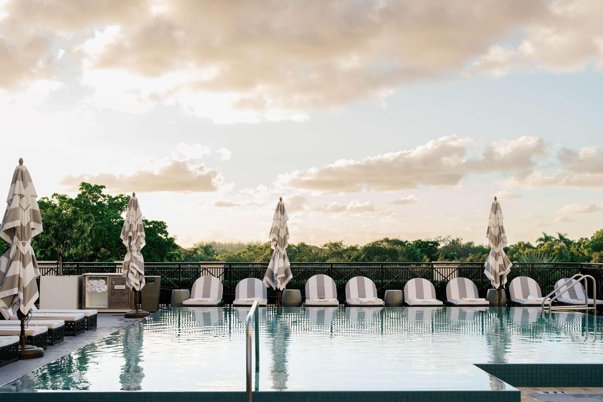 Vista Piscina THesis Hotel Miami Coral Gables, Curio Collection by Hilton