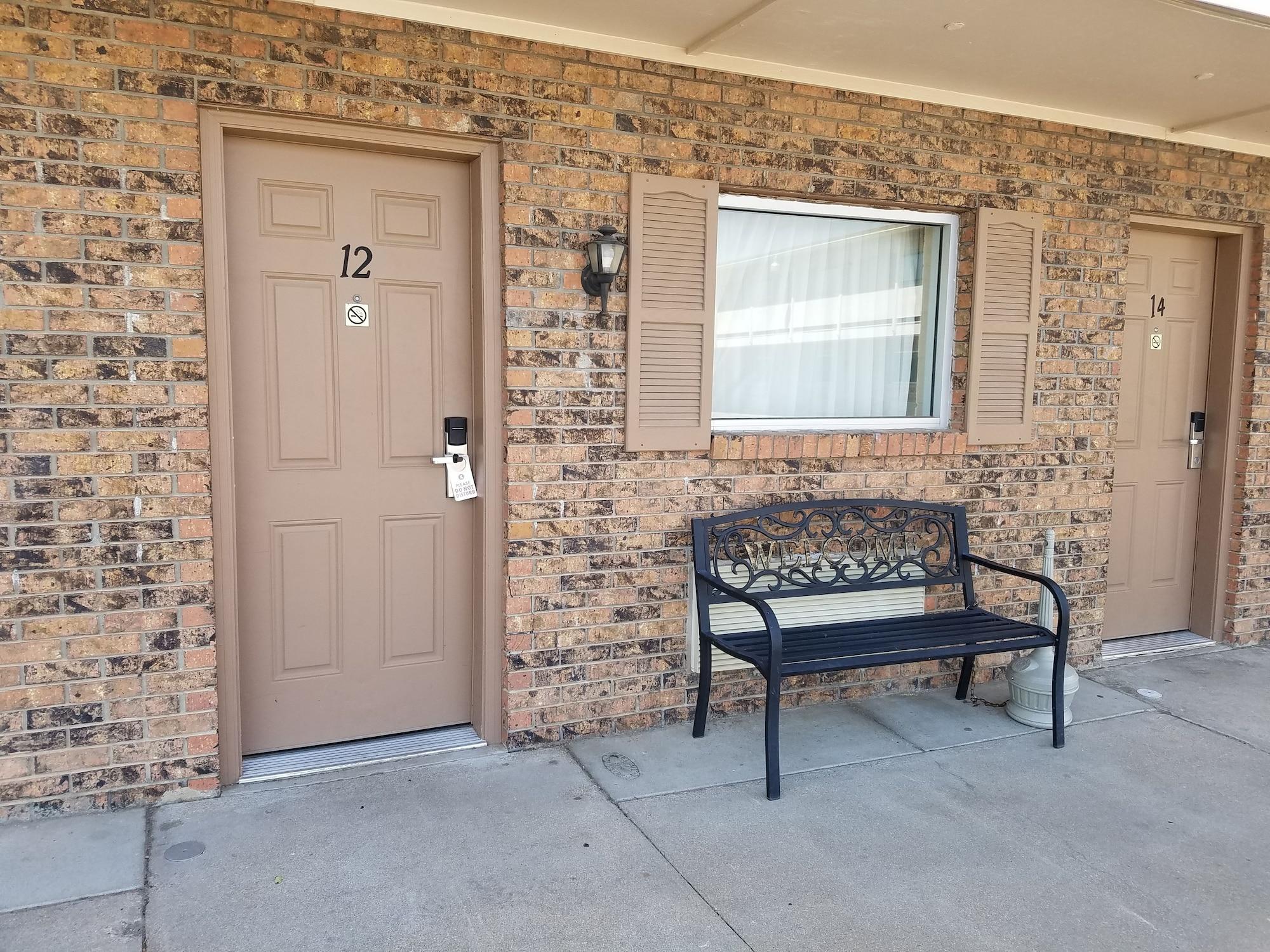 Vista Exterior Regency Inn and Suites