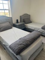 Arriendo temporal - Spacious Modern Grey Home