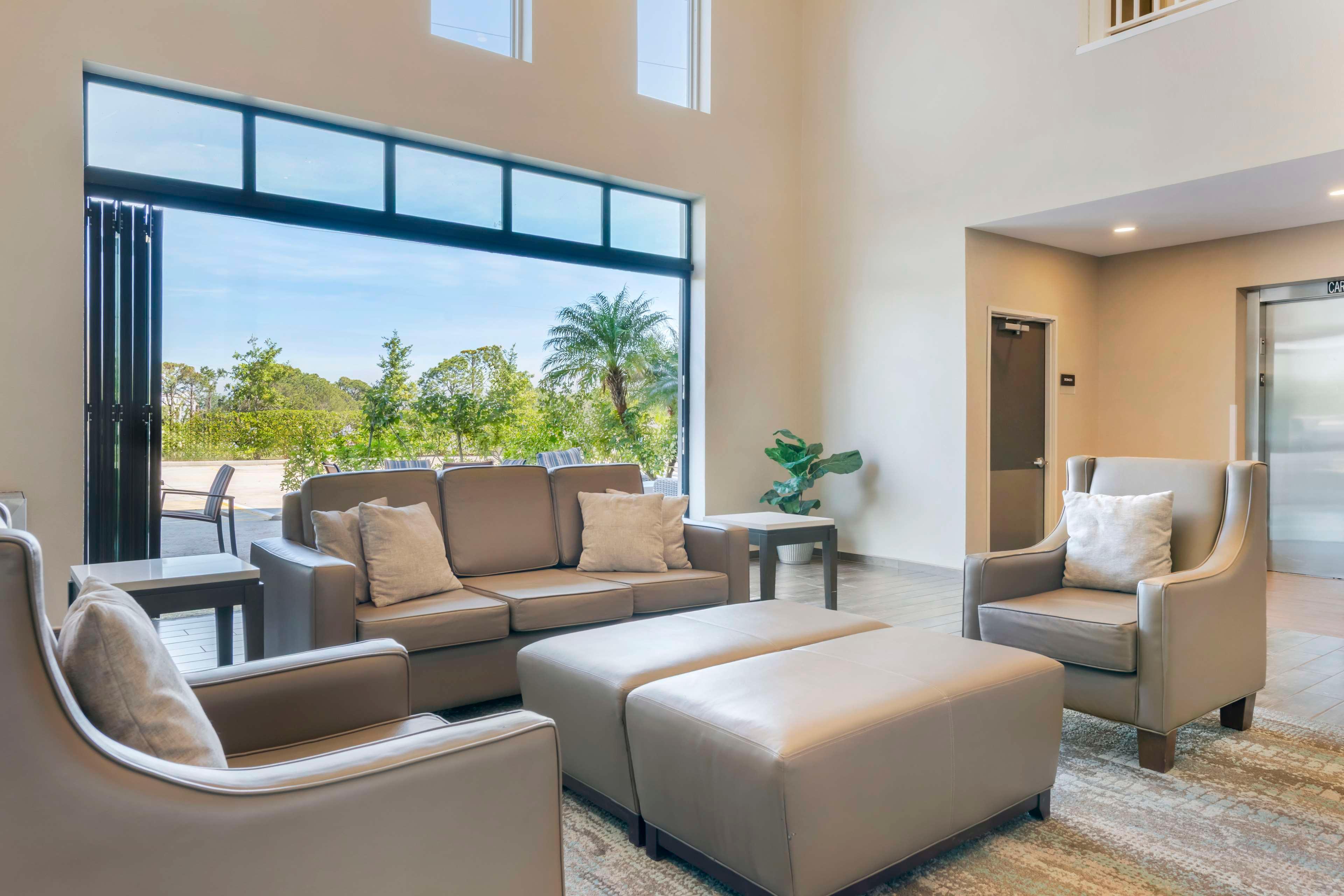 Vista Lobby Magnolia Pointe, BW Signature Collection