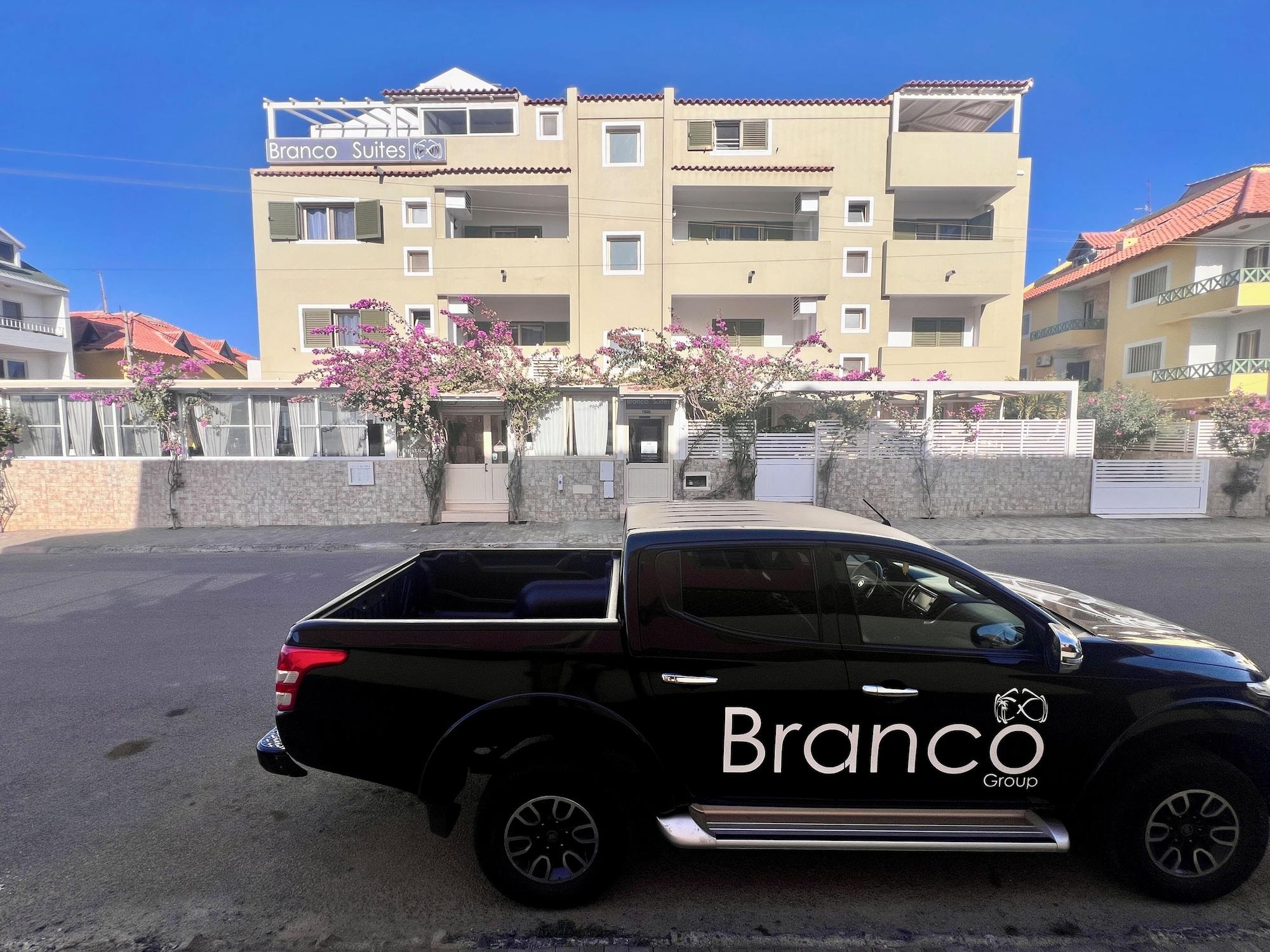 Vista Exterior Branco Suites
