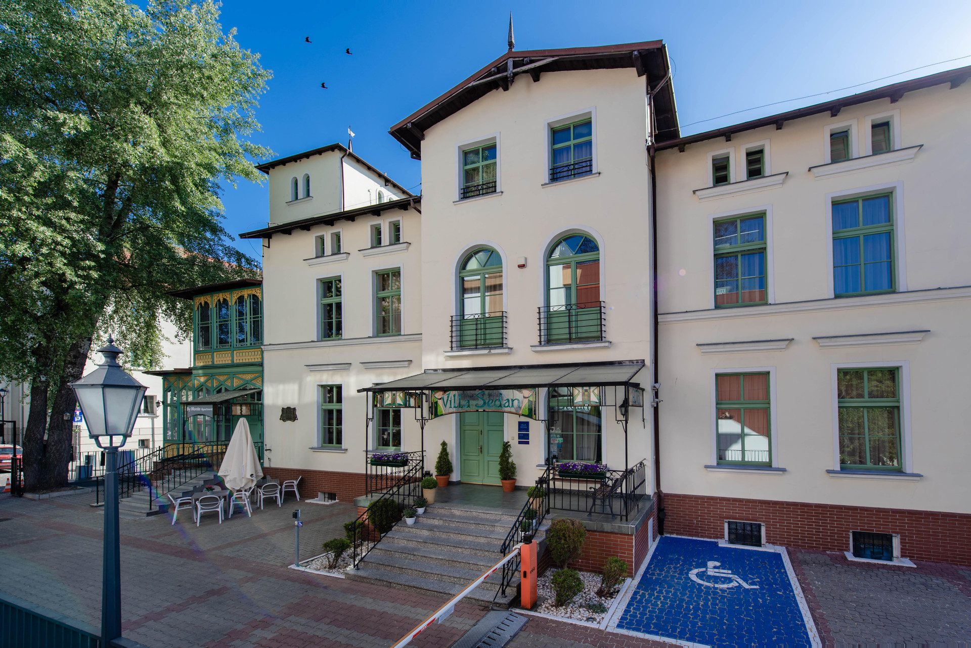 Vista Exterior Villa Sedan - Destigo Hotels