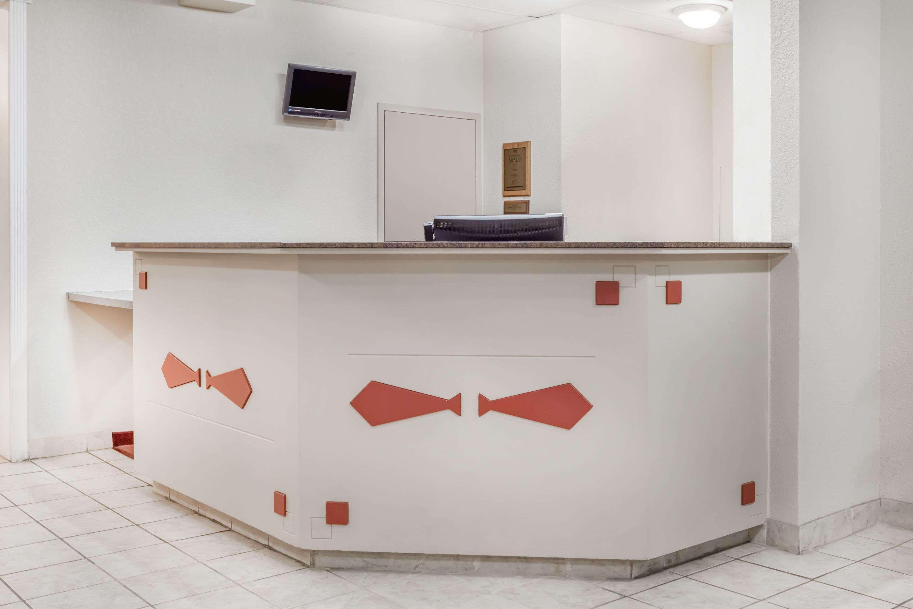 Vista Lobby Super 8 by Wyndham Pincher Creek