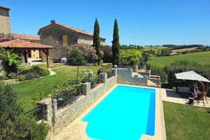 Alojamiento - Luxury apartment in a renovated Chateau with a  view of the Pyrenees.