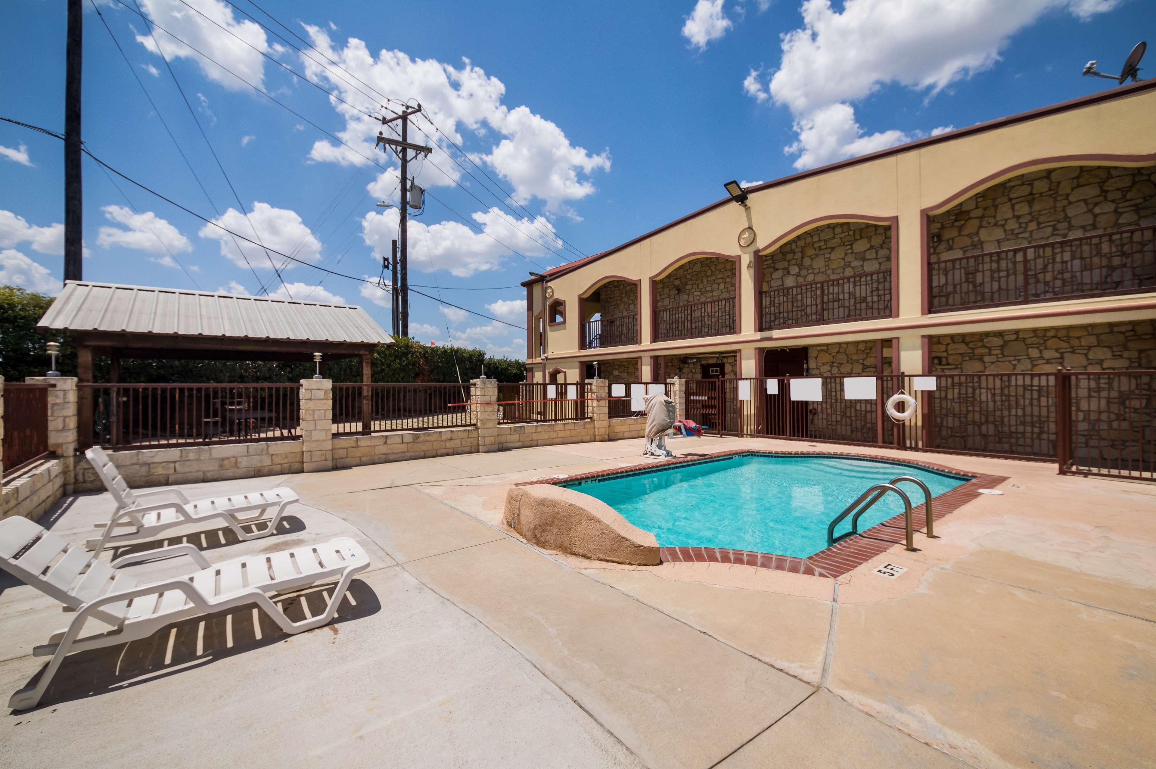 Vista Piscina Americas Best Value Inn Buda Austin S