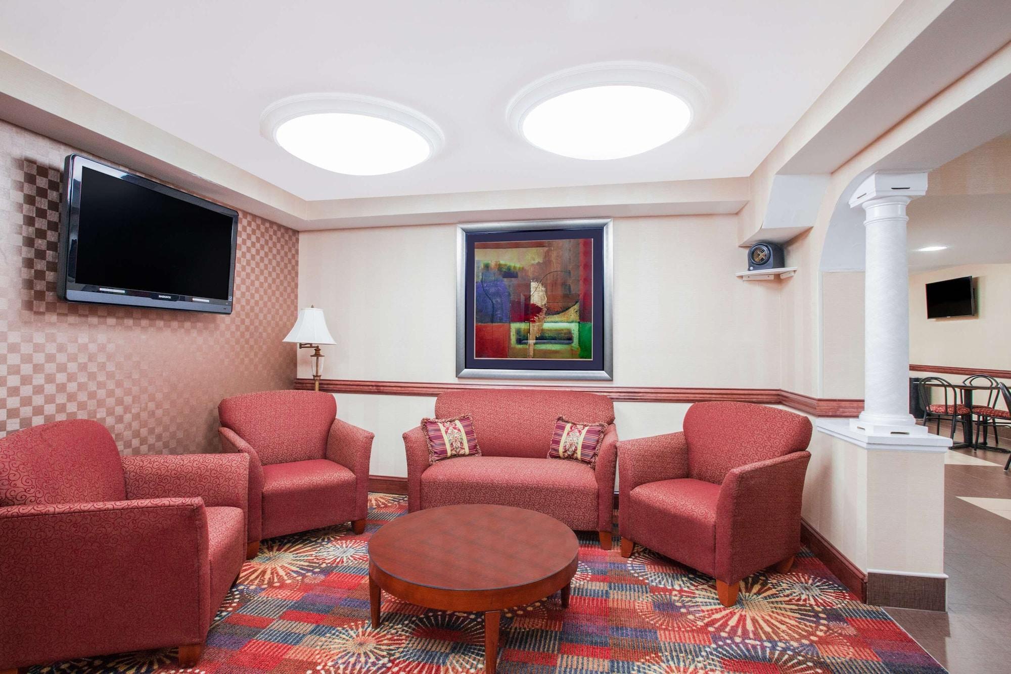 Vista Lobby Ramada Hotel & Conference Center by Wyndham Edgewood