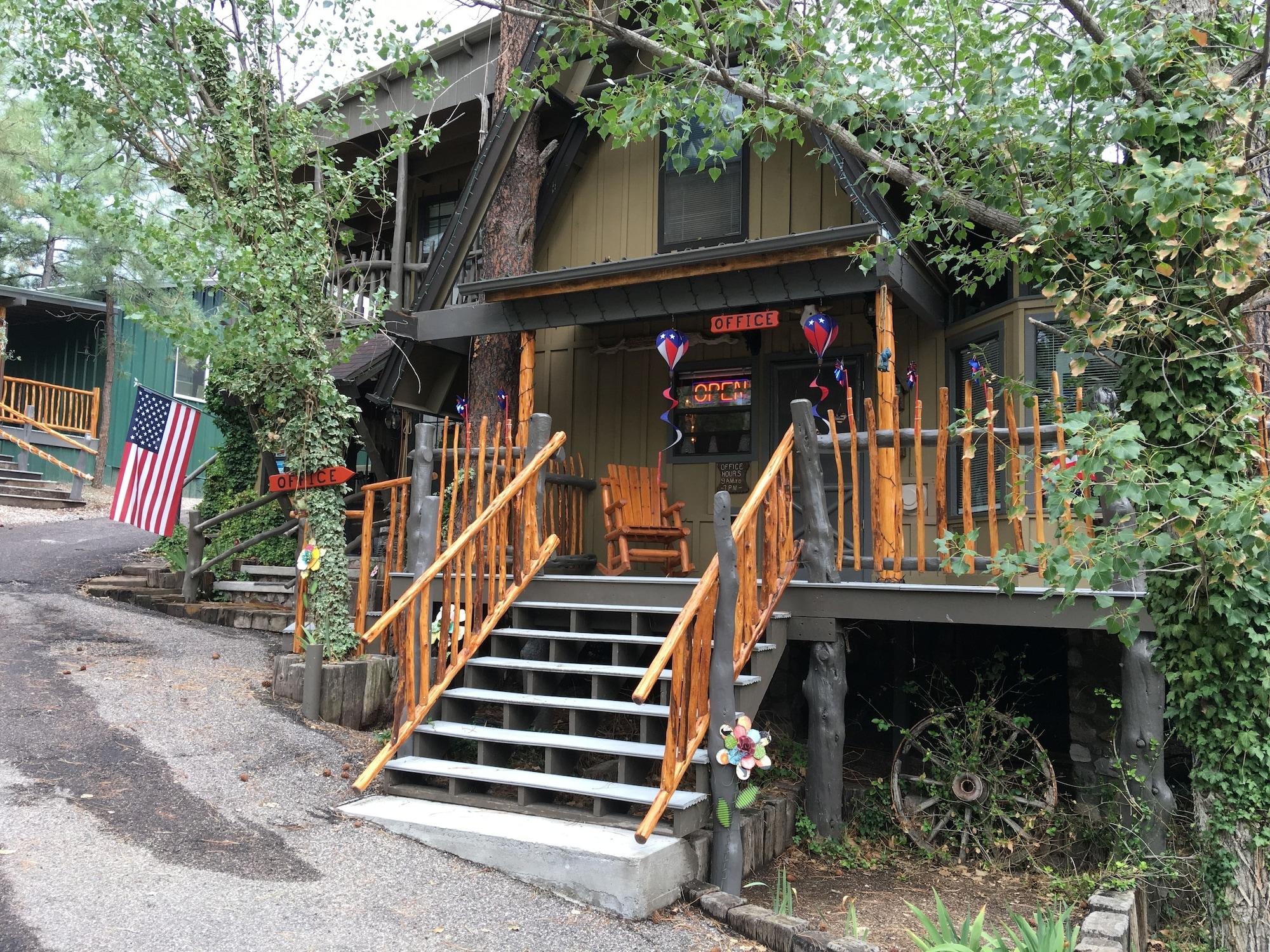 Vista Lobby Bear Creek Motel And Cabins