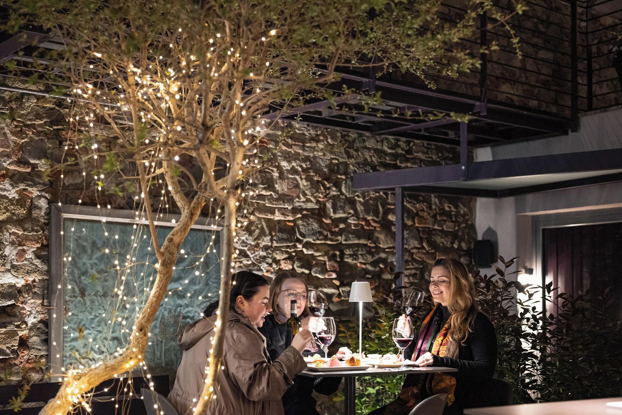 Vista Exterior Uve Rooms & Wine Bar