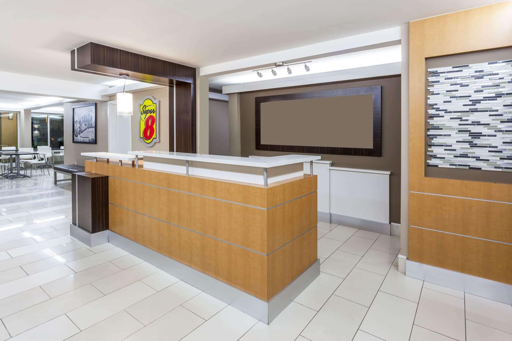 Vista Lobby Super 8 by Wyndham Dalton/Convention Center Area