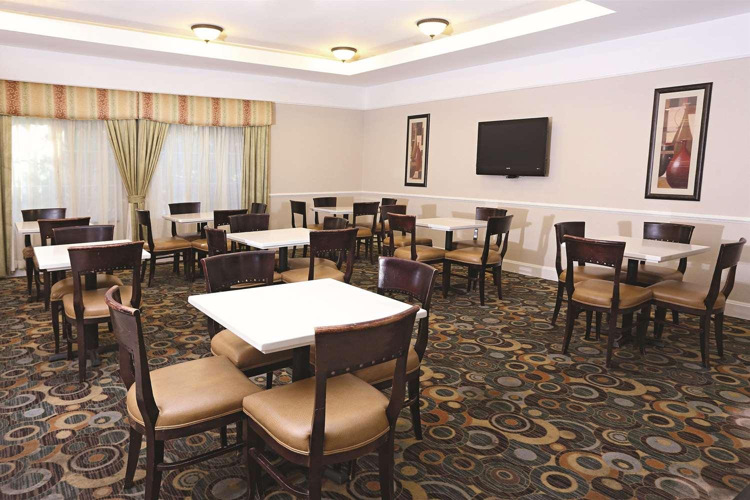 Vista Lobby La Quinta Inn & Suites by Wyndham Norfolk