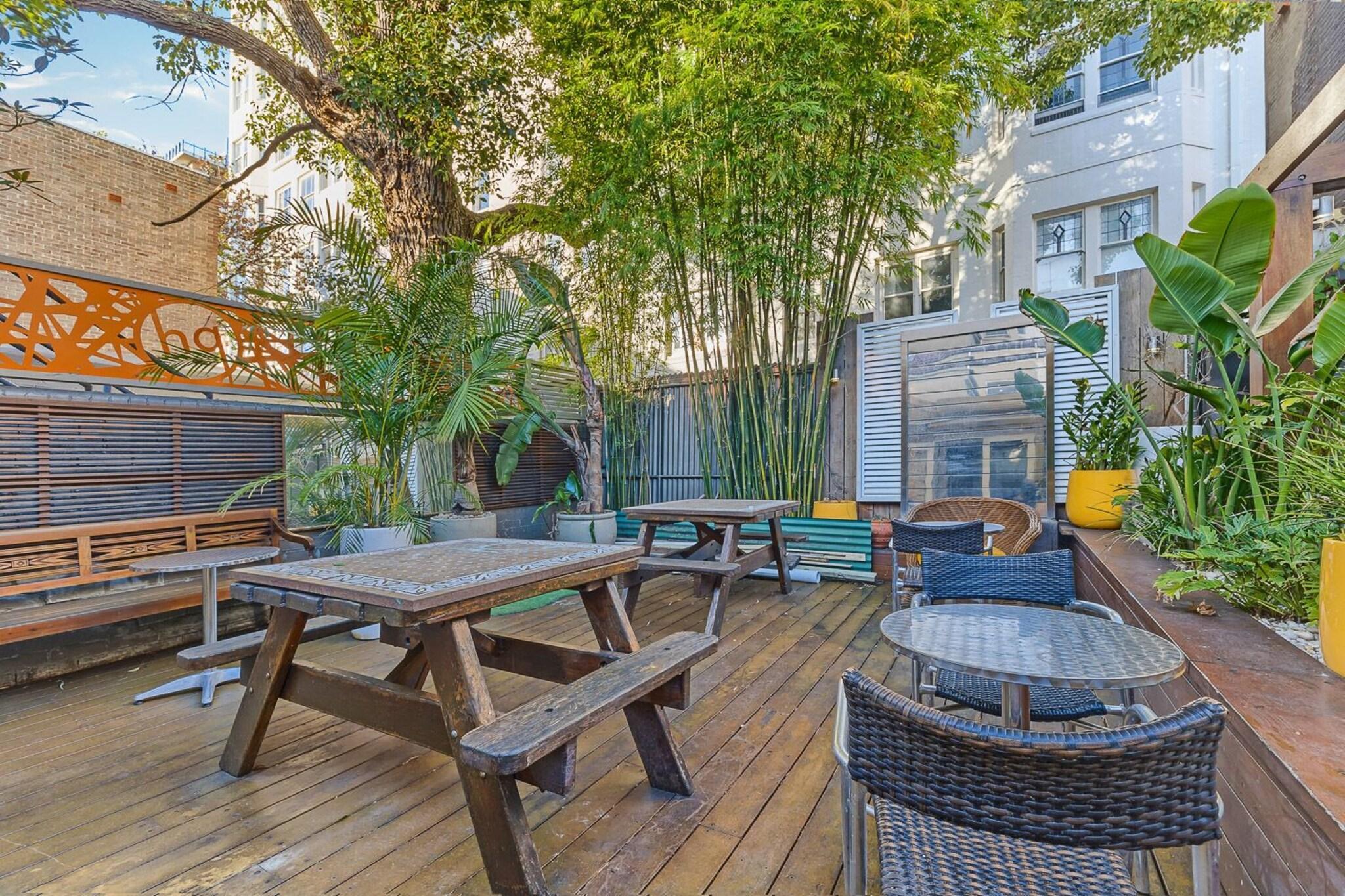 Varios London Plane Backpackers