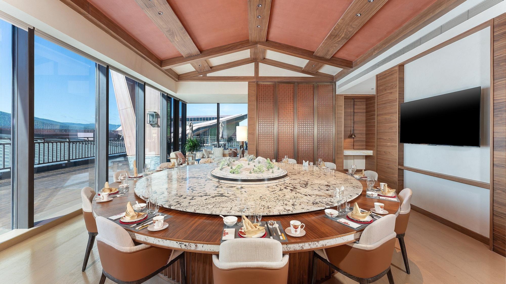 Restaurant Holiday Inn Resort Kanas Hemu by IHG