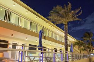 Alojamiento - The Diane Oceanfront Suites