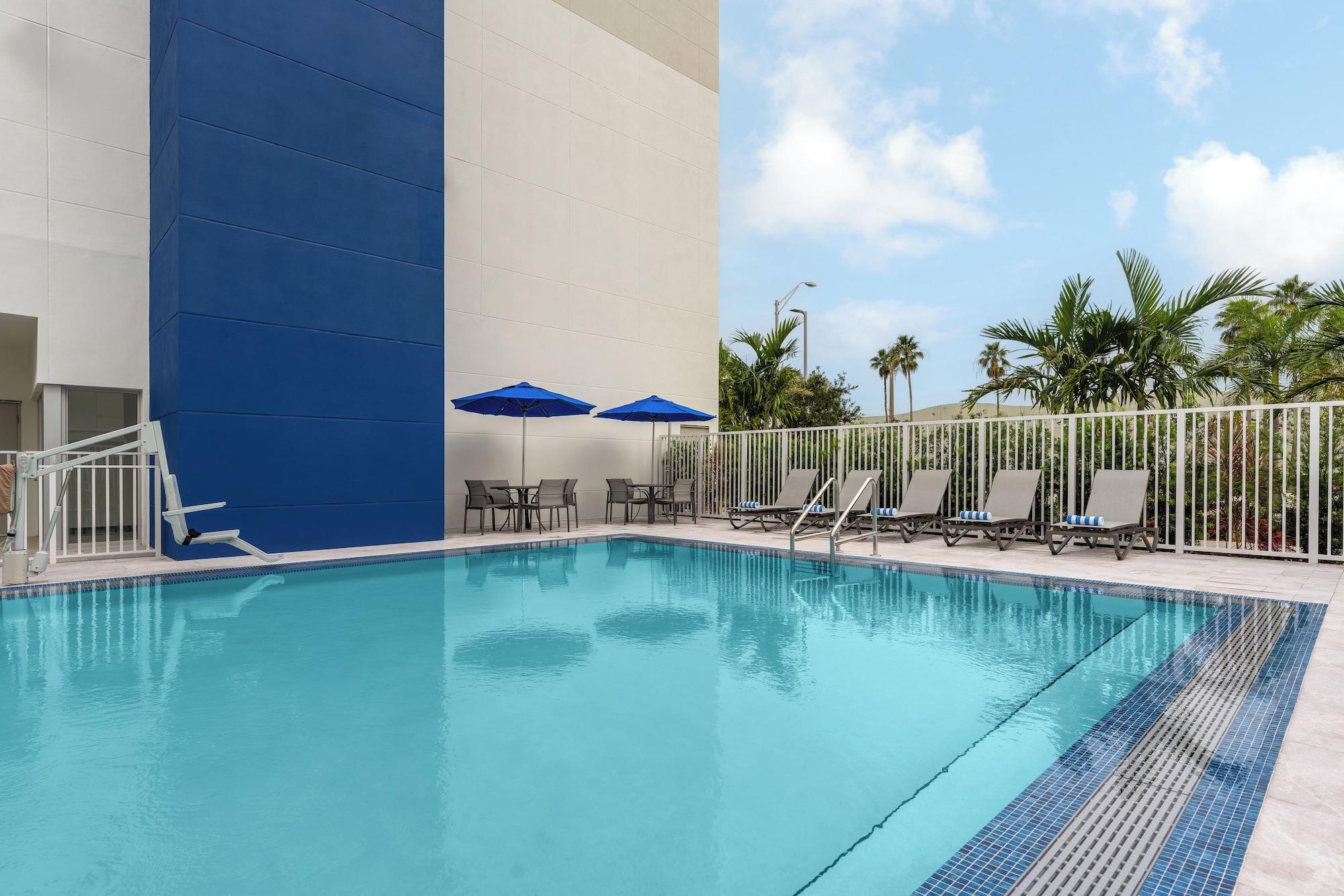 Vista Piscina Holiday Inn Express & Suites Miami Intl Airport - 36th St
