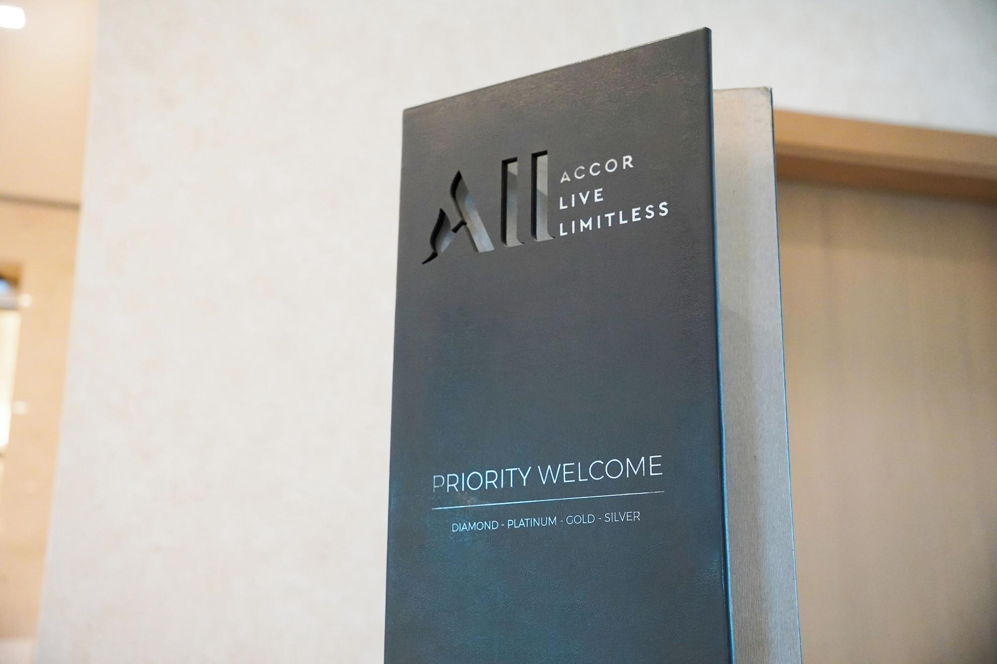 Vista Lobby Swissôtel Al Murooj Dubai