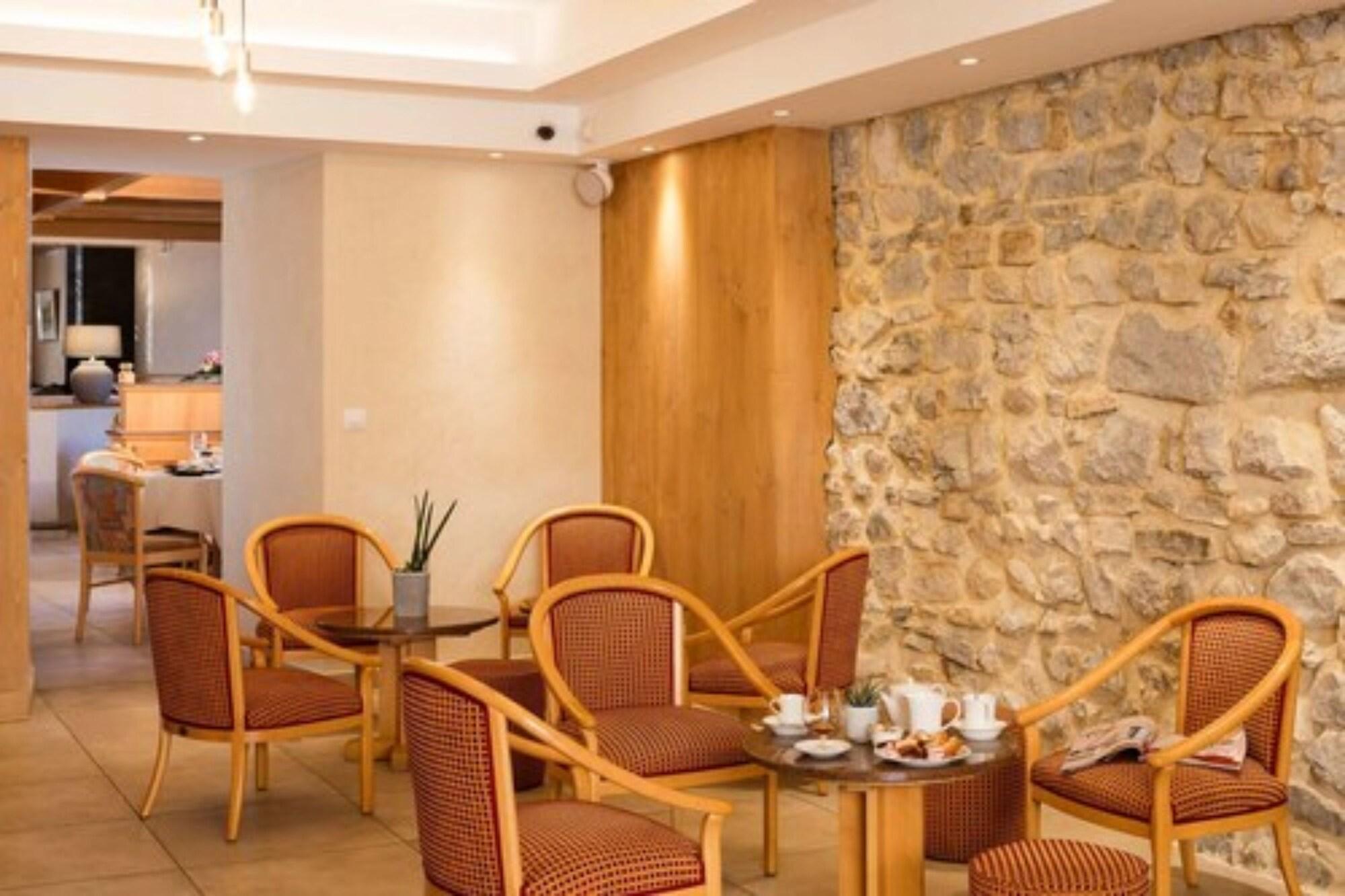 Vista Lobby Hotel Le Chalet