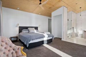 Alquiler Vacacional - A Historic Site That has Been Converted Into a Stunning Modern Living Space