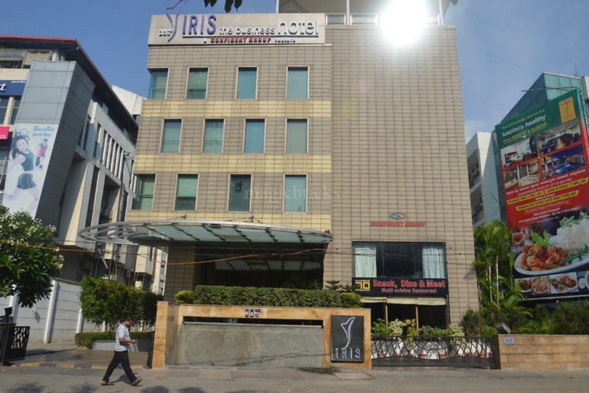 Vista Exterior Iris - The Business Hotel and Spa