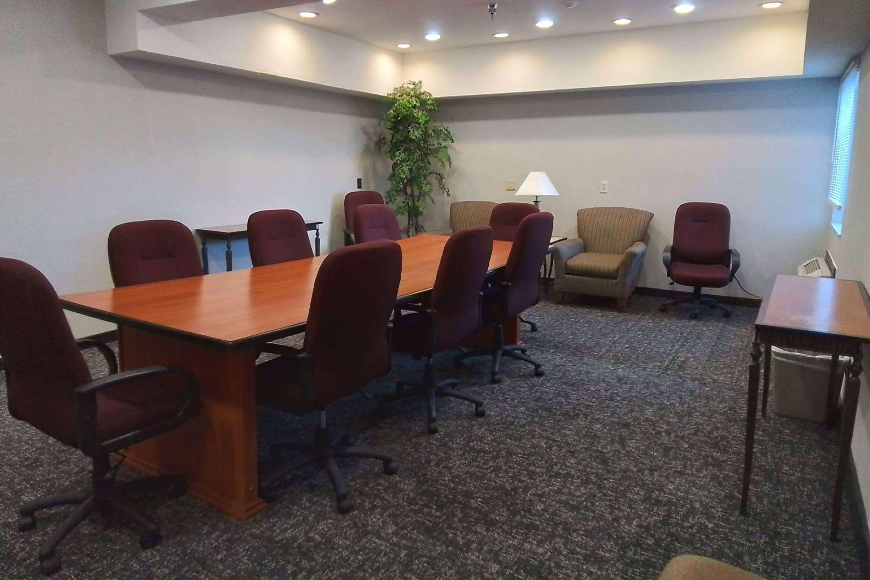 Centro de Negocios SureStay Plus Hotel by Best Western Moses Lake