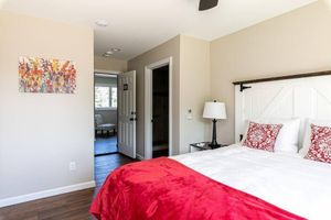 Alquiler Vacacional - Inn at 84 McIntosh: Cozy 1BR private entrance/bath