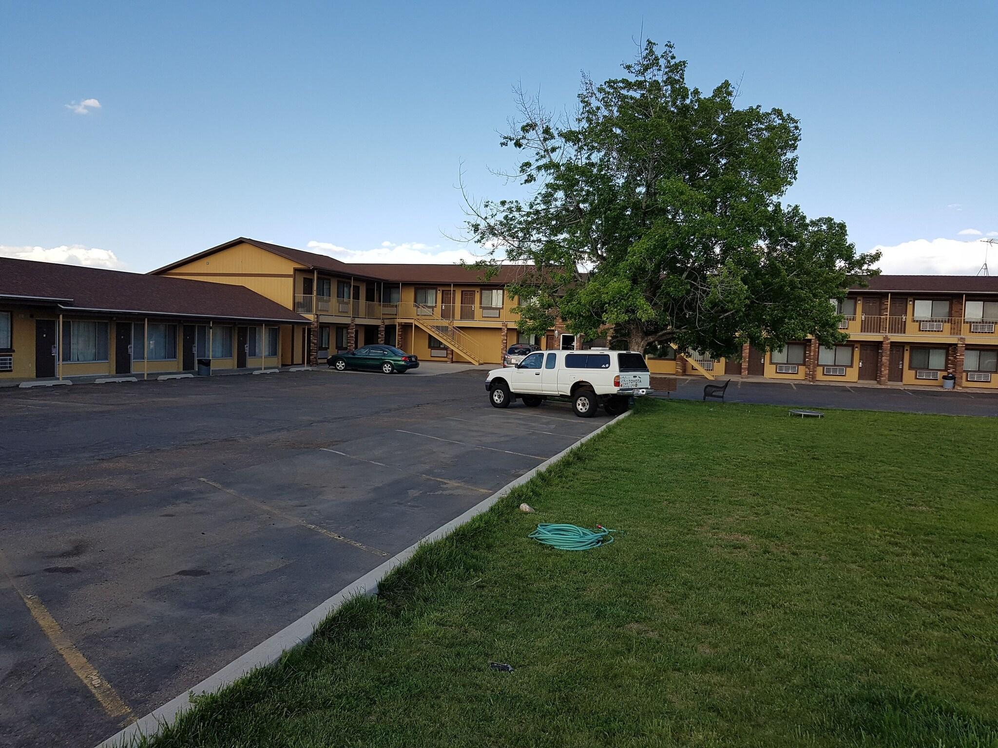 Varios Split Mountain Motel