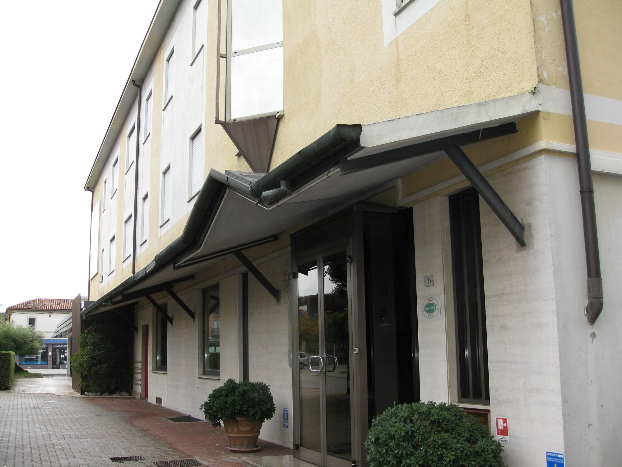 Vista Exterior Le Calandre Hotel