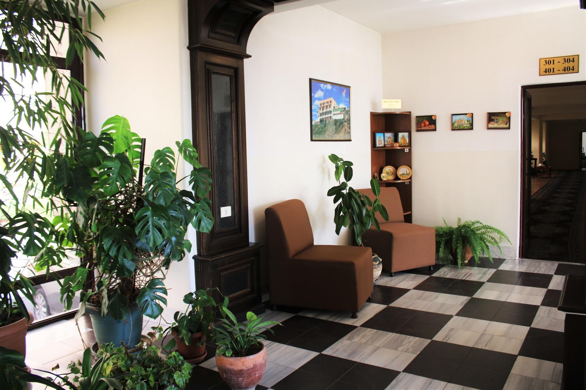 Vista Lobby Olympia Hotel