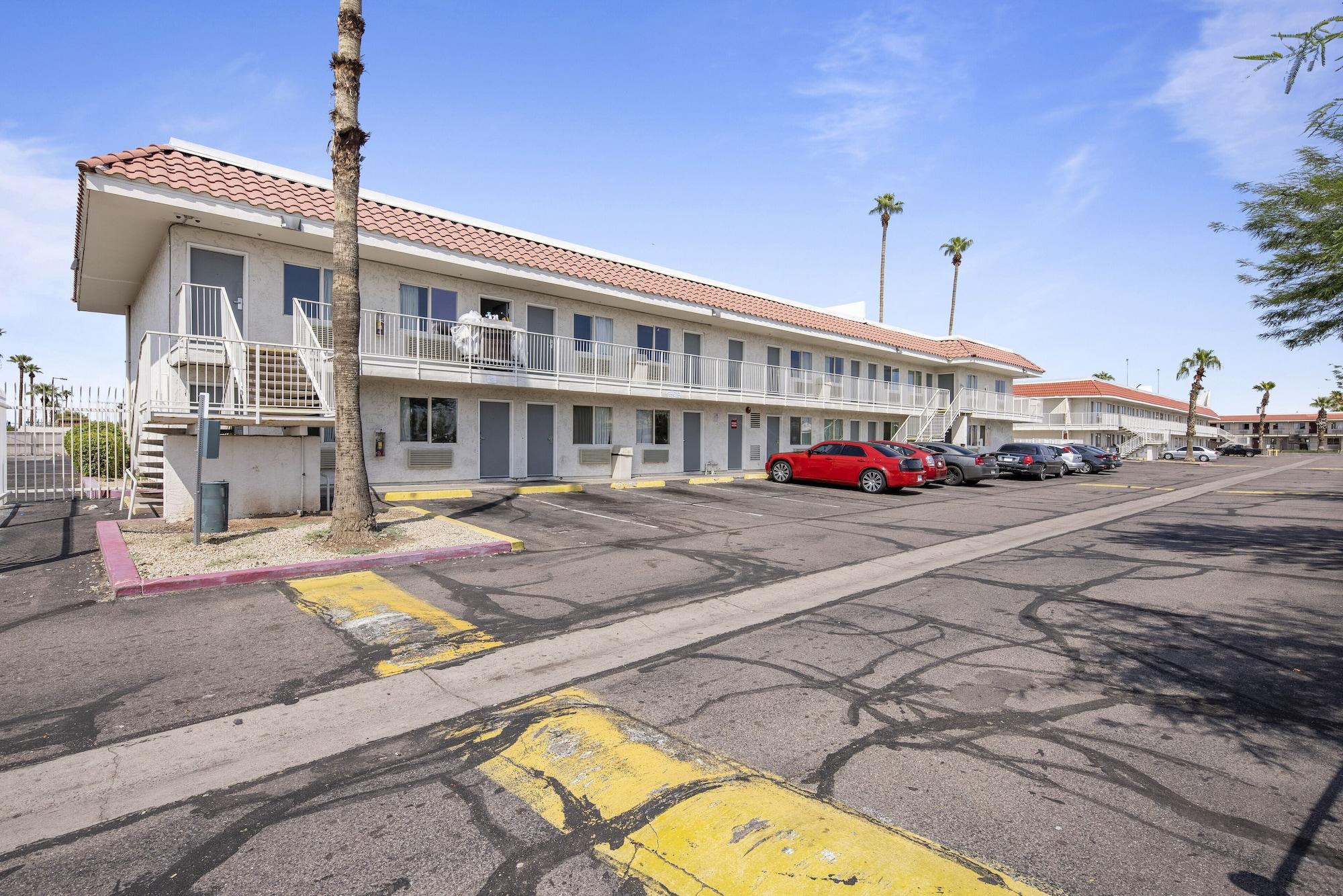 Varios Super 8 by Wyndham Phoenix West