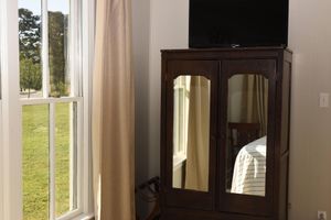 Alquiler Vacacional - NEW! Waterside Historic Cottage w/ Great Views!