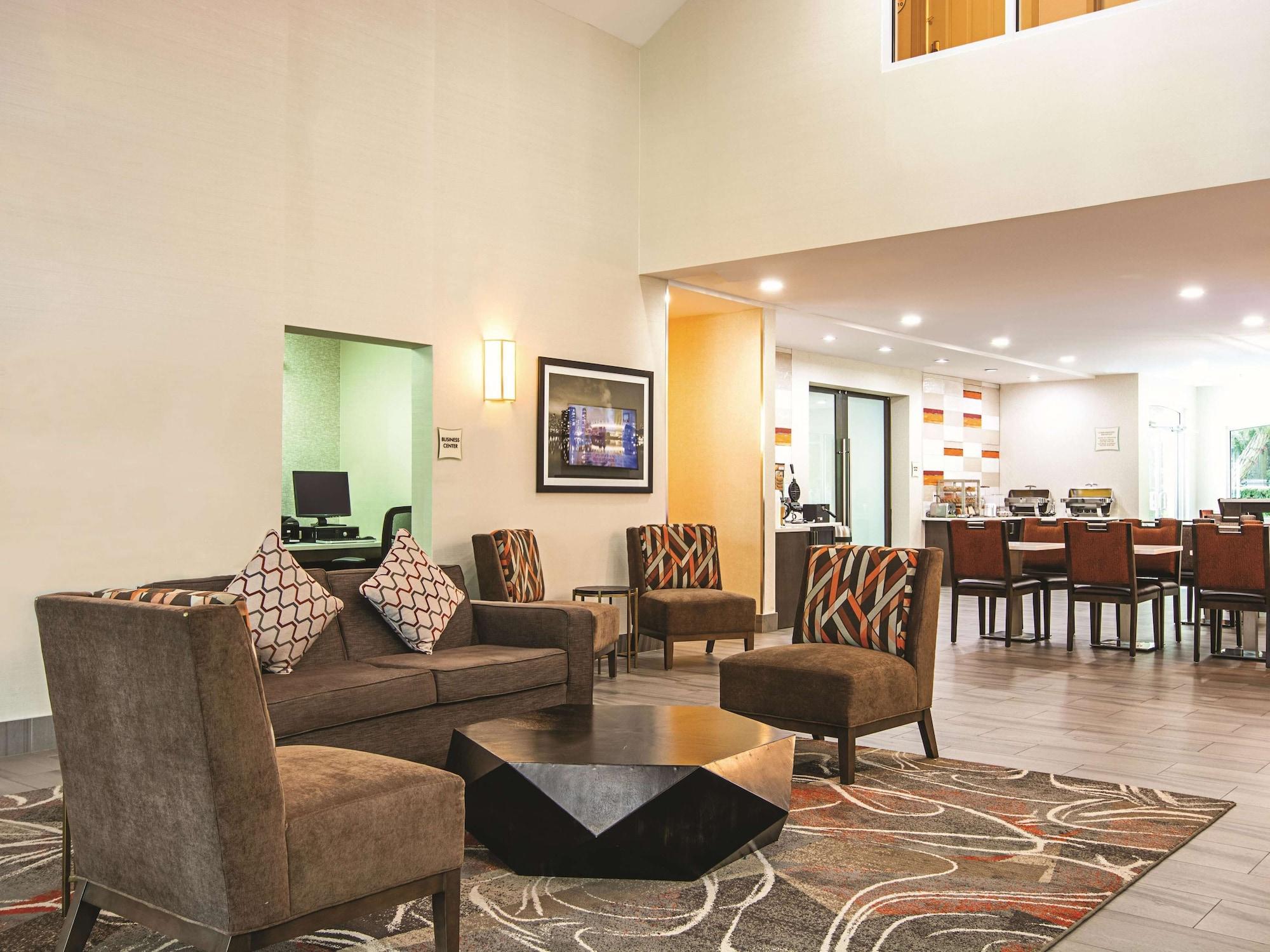 Vista Lobby La Quinta Inn by Wyndham Vancouver Airport