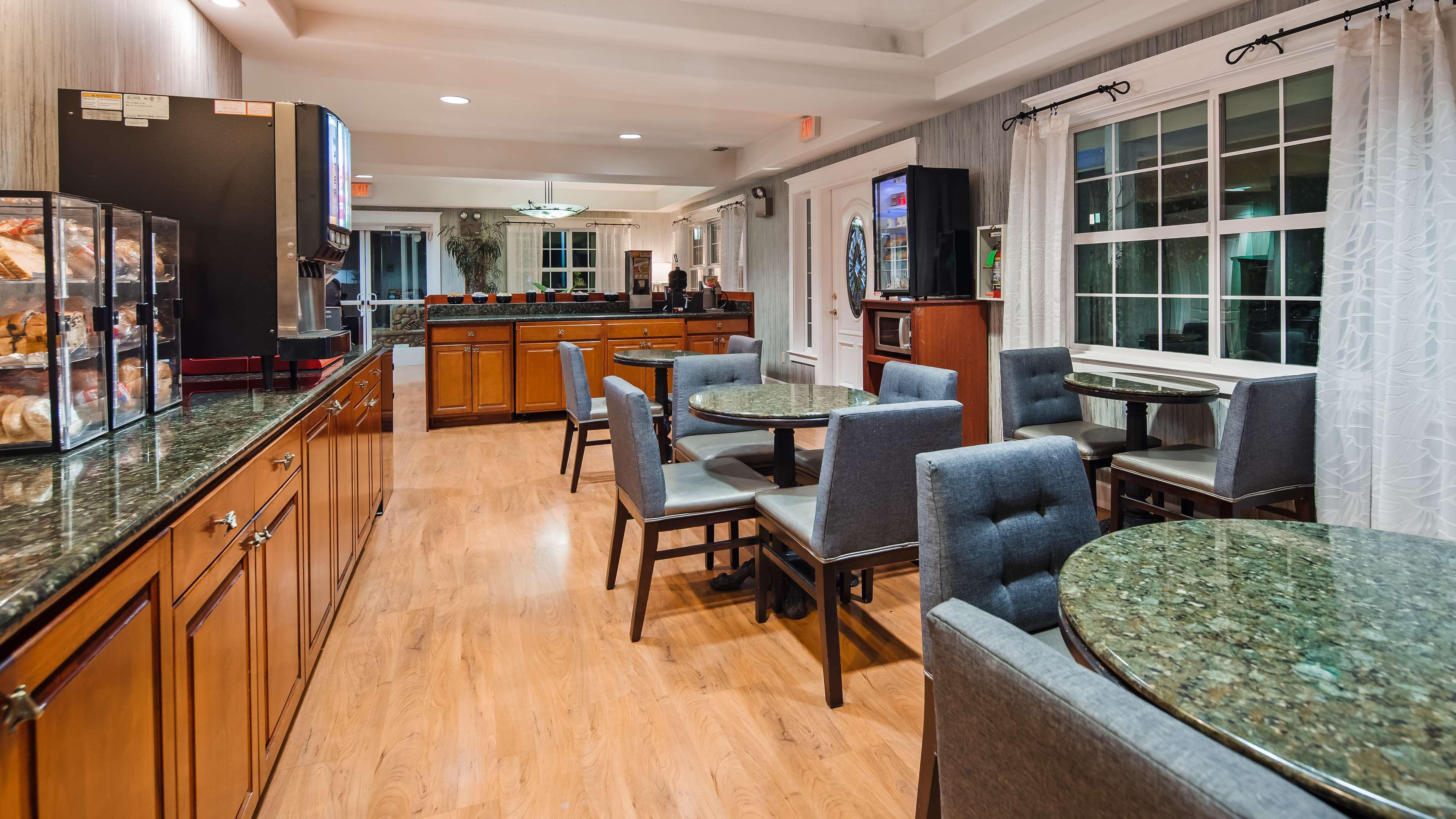 Restaurant Best Western Cedar Inn & Suites