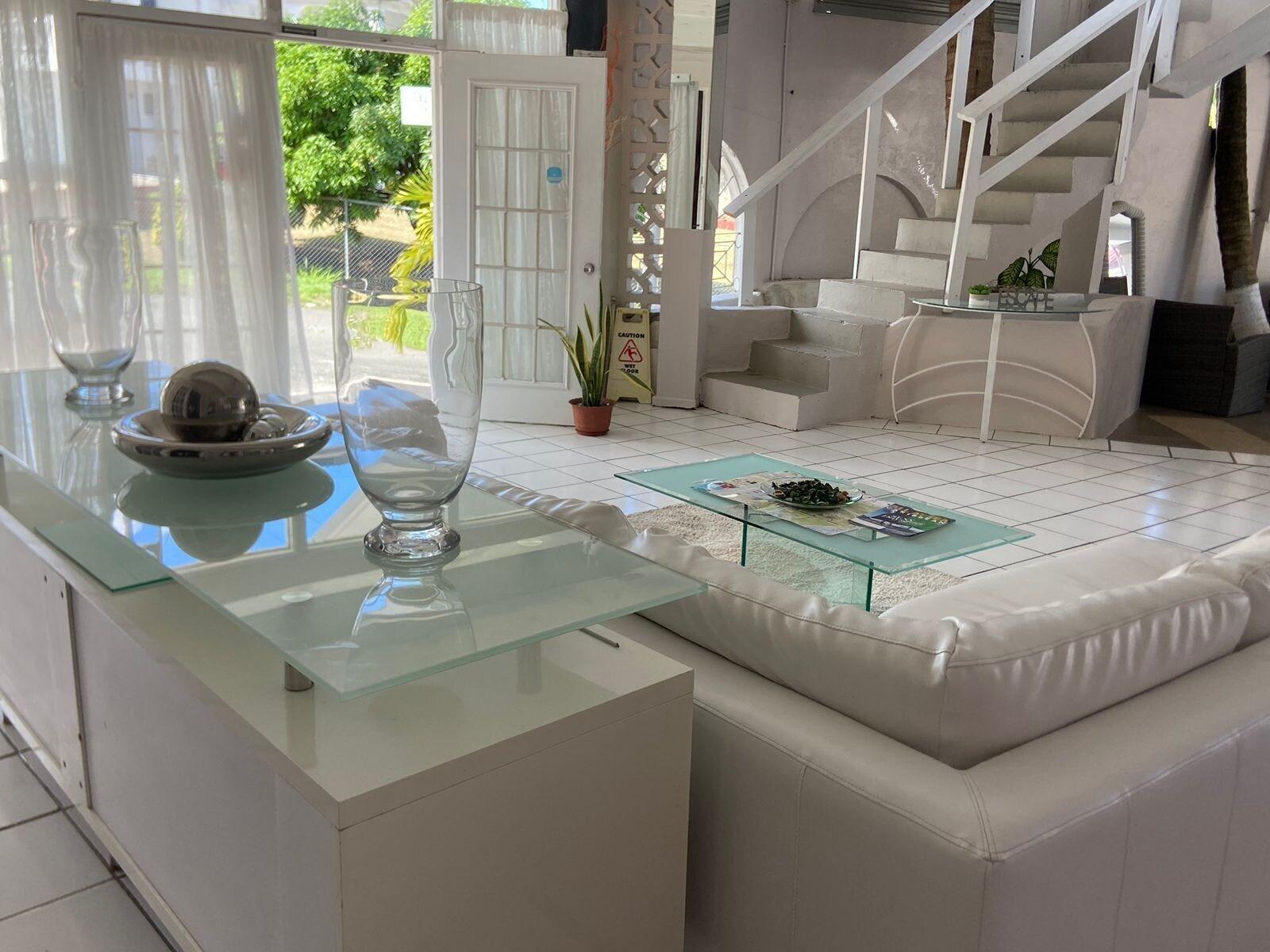 Vista Lobby Bay Heights Escape- Courtyard Studios