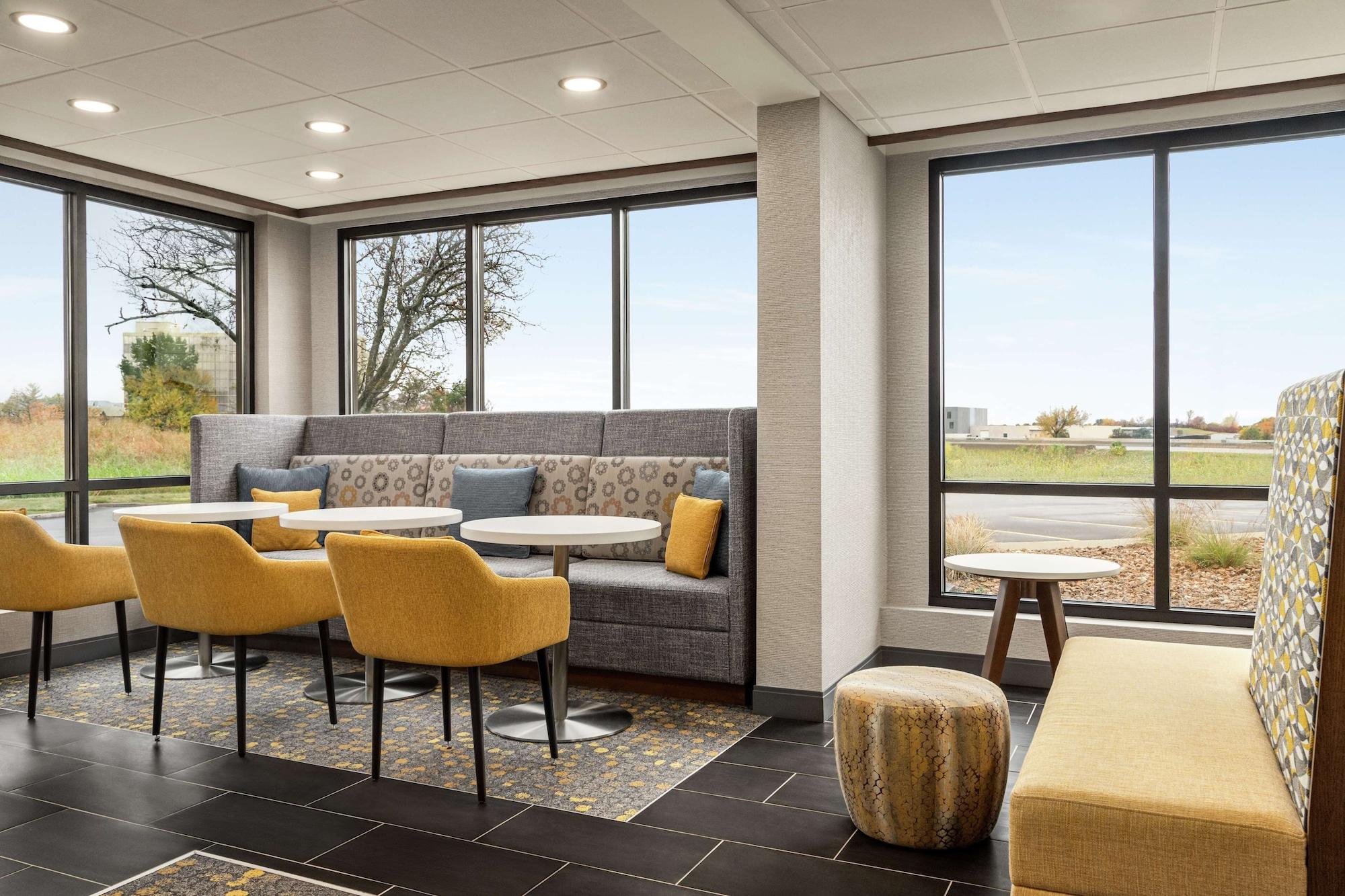 Vista Lobby Hampton Inn Kansas City-Airport