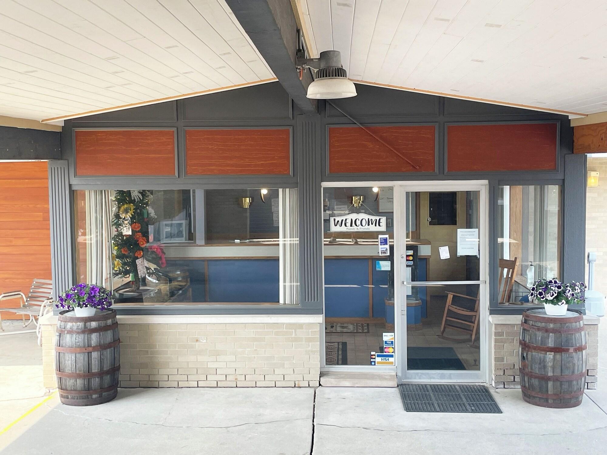 Vista Exterior Tecumseh Inn and Suites