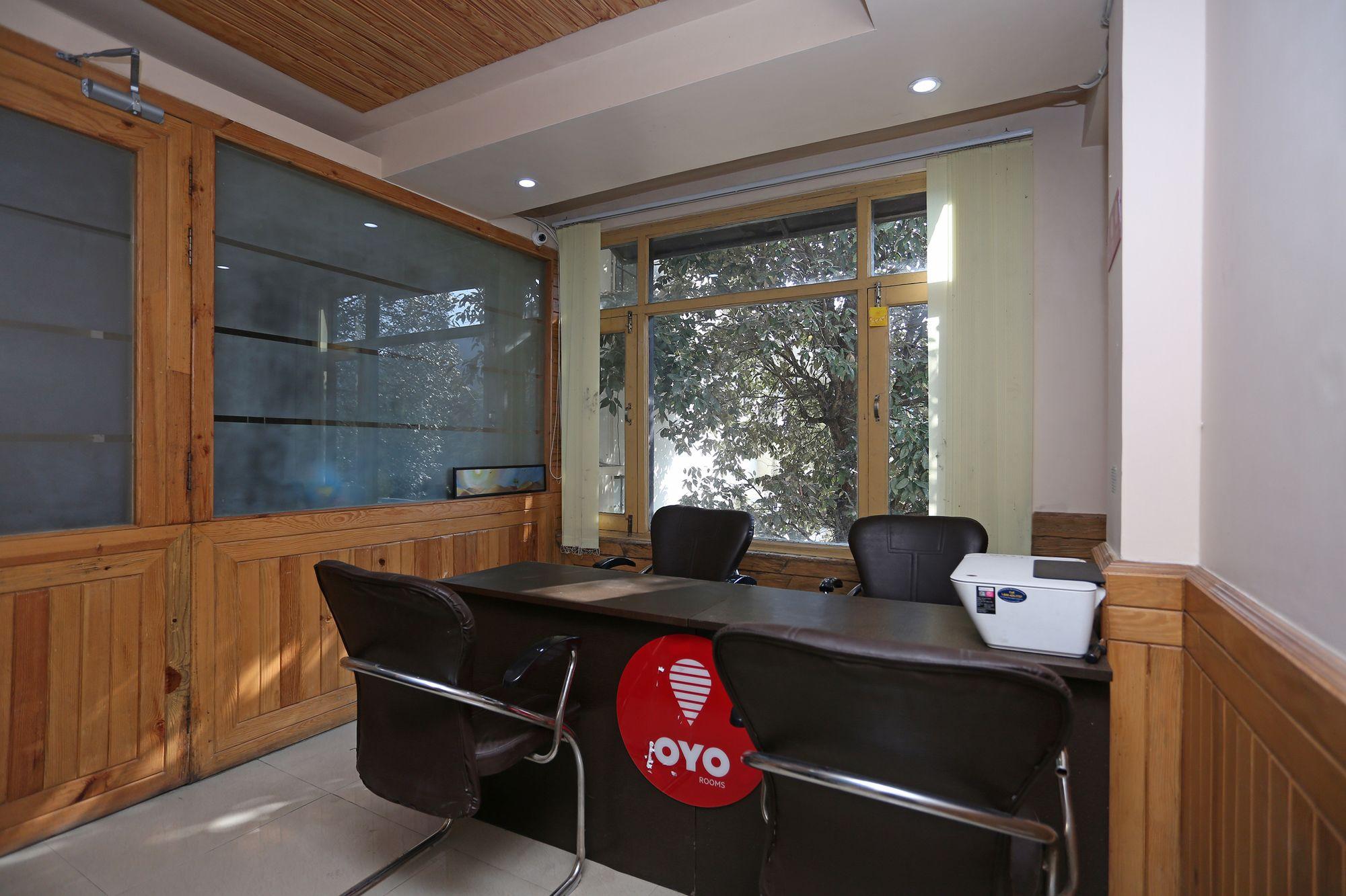 Vista Lobby OYO 10216 Hotel UK Retreat