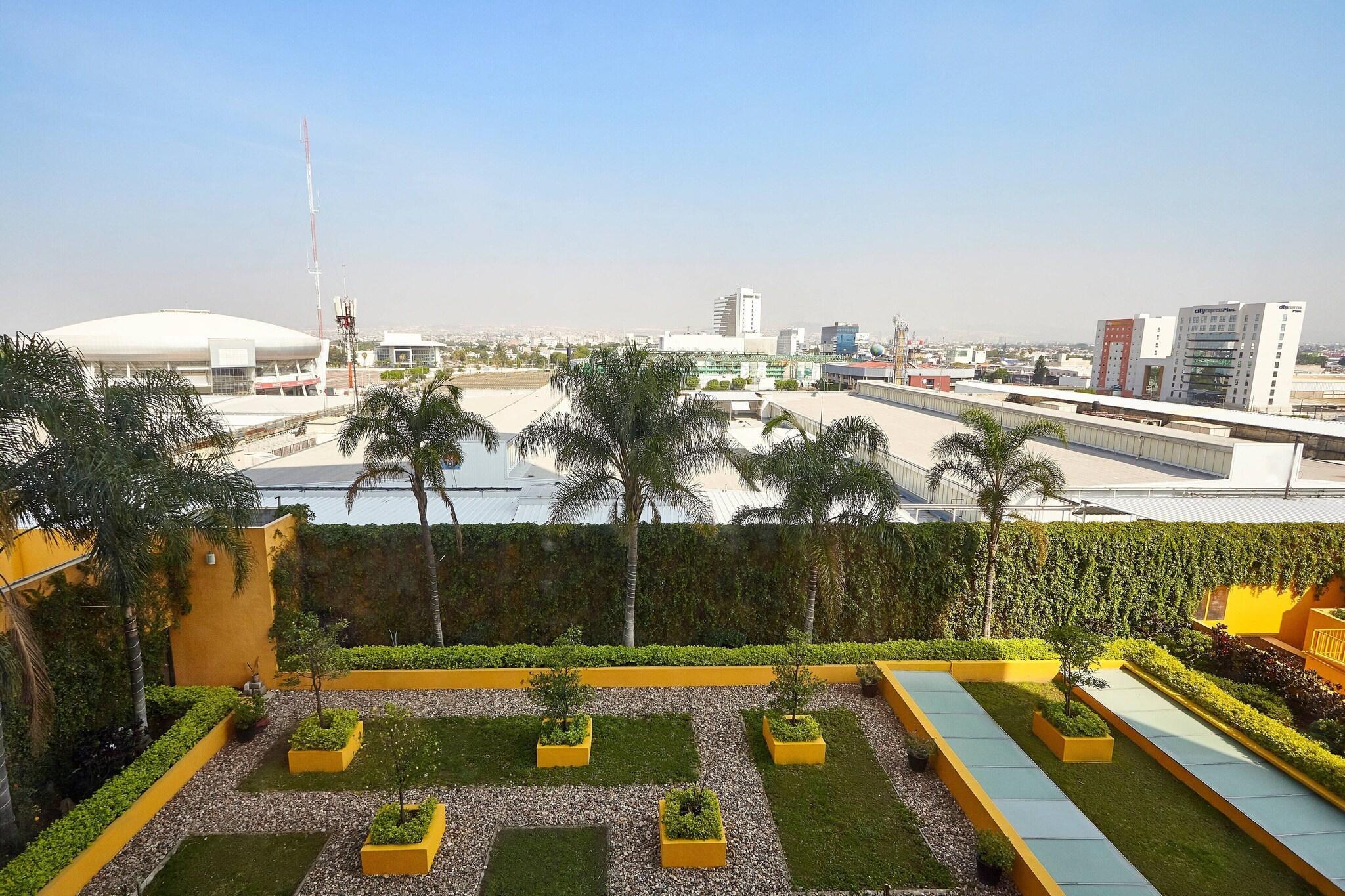 Vista Exterior Courtyard by Marriott Leon at the Poliforum