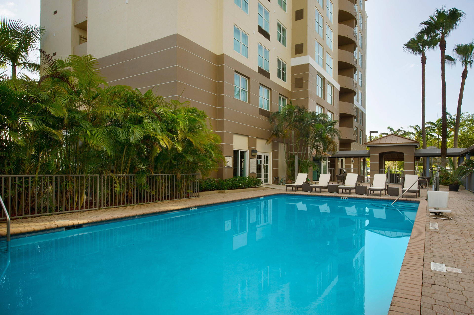Vista Piscina Staybridge Suites Miami Doral Area by IHG
