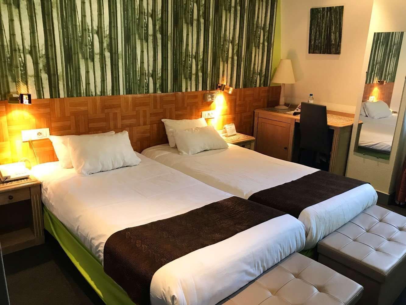 Varios Brit Hotel Aux Sacres