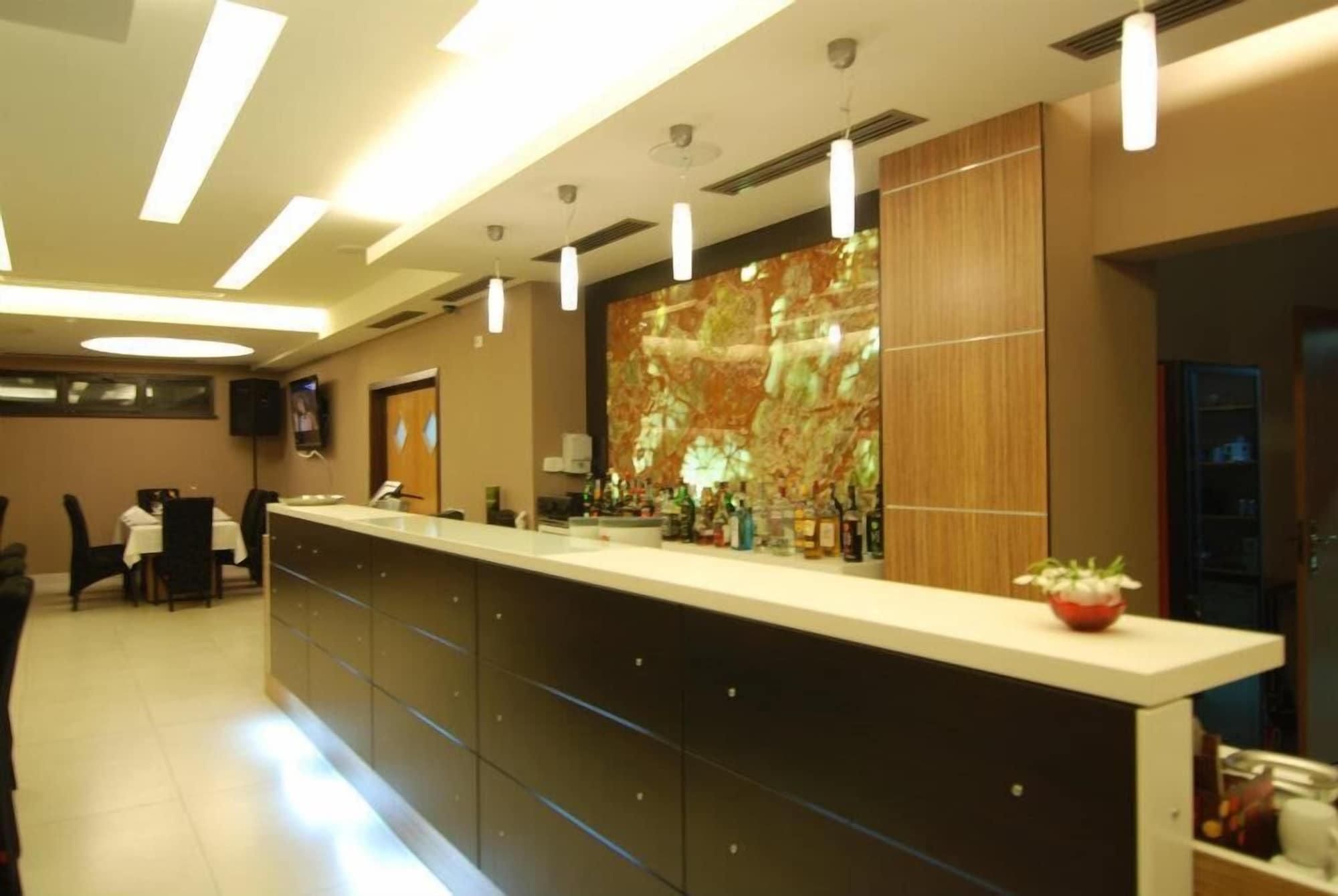 Bar/Salón Hotel Ave Lux